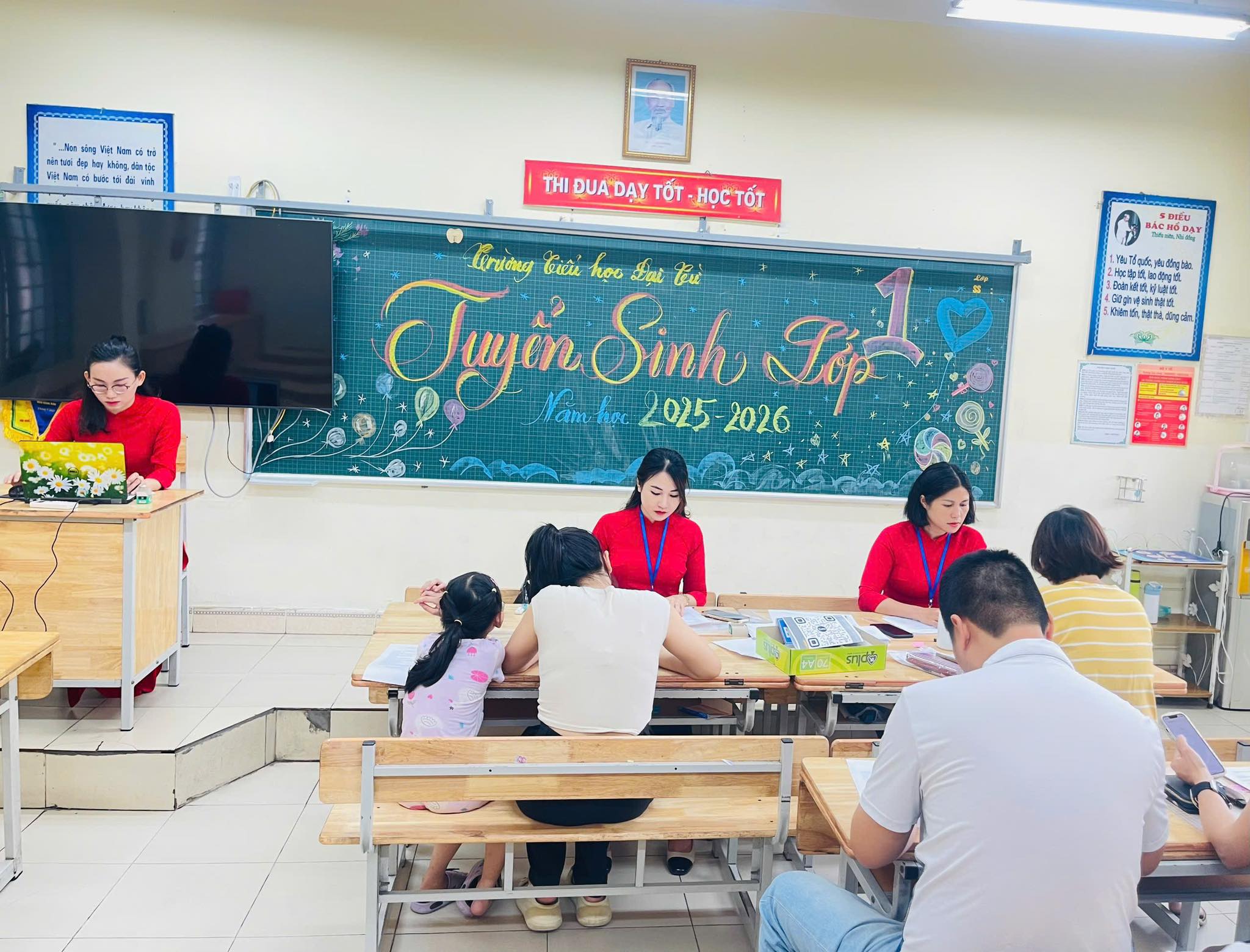 Hơn 50 học sinh chuyển trường sau vụ tuyển sinh "chui" tại Hà Nội- Ảnh 1. Hơn 50 học sinh chuyển trường sau vụ tuyển sinh "chui" tại Hà Nội- Ảnh 1.