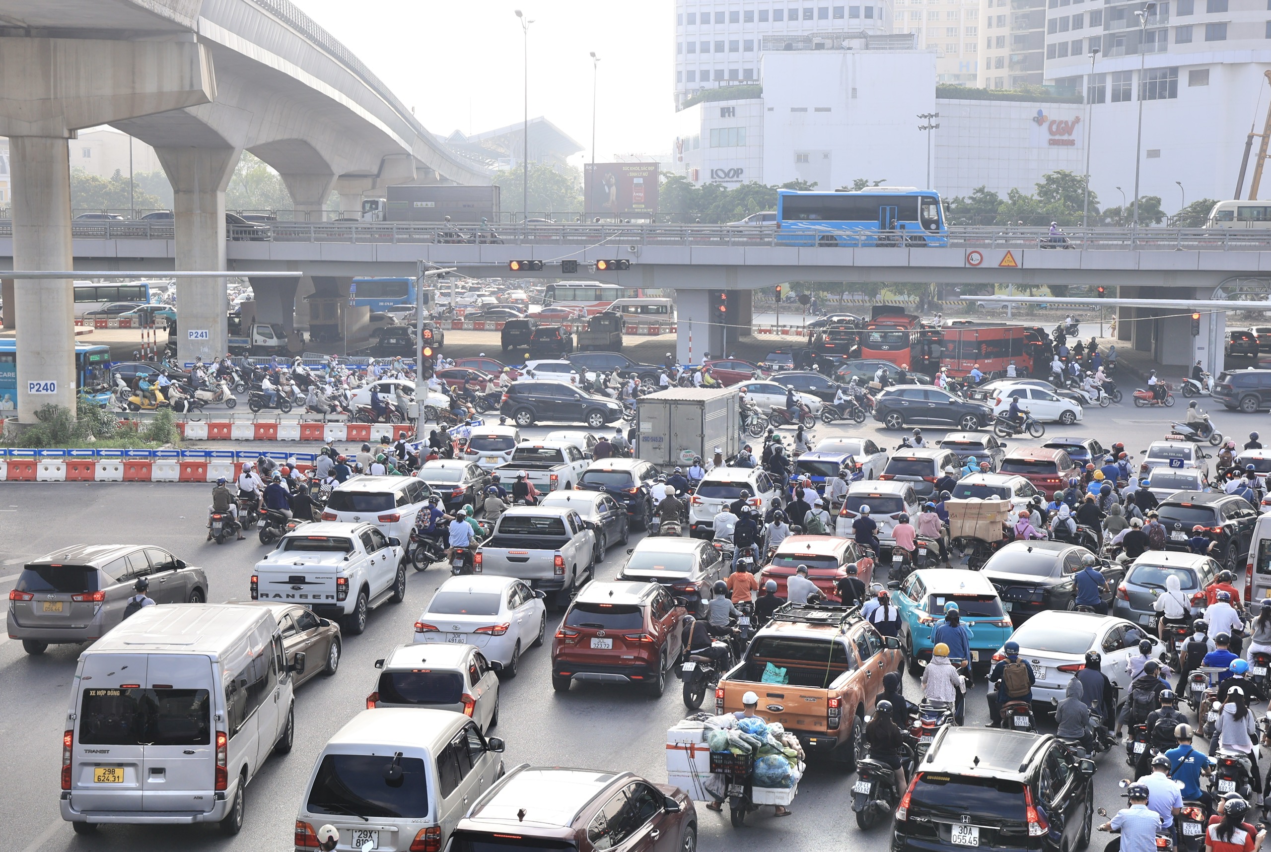 Hà Nội: Nhiều tuyến đường kẹt cứng, người dân chật vật đi làm sau kỳ nghỉ lễ 2/9- Ảnh 4. Hà Nội: Nhiều tuyến đường kẹt cứng, người dân chật vật đi làm sau kỳ nghỉ lễ 2/9- Ảnh 4.