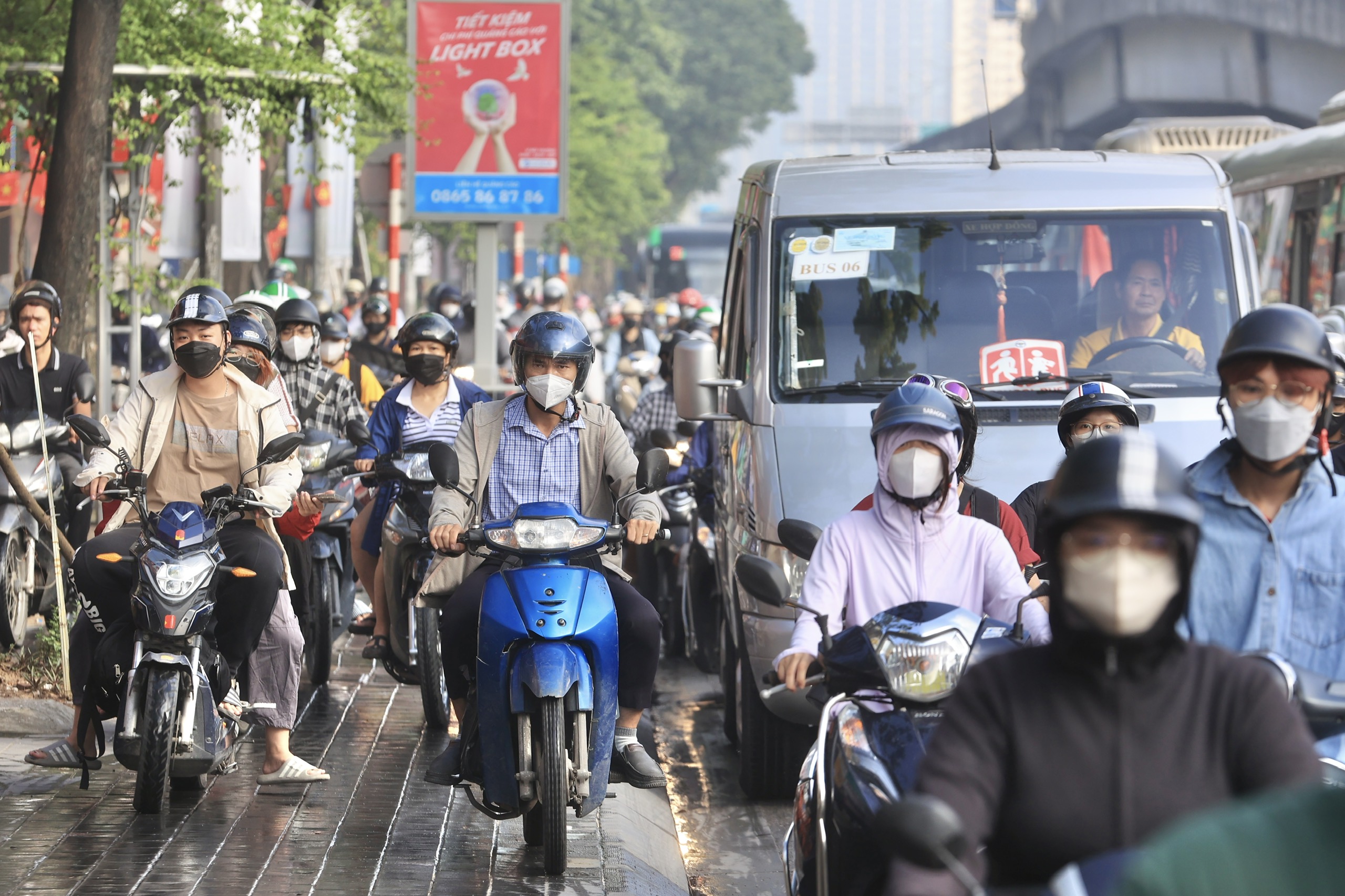 Hà Nội: Nhiều tuyến đường kẹt cứng, người dân chật vật đi làm sau kỳ nghỉ lễ 2/9- Ảnh 7. Hà Nội: Nhiều tuyến đường kẹt cứng, người dân chật vật đi làm sau kỳ nghỉ lễ 2/9- Ảnh 7.