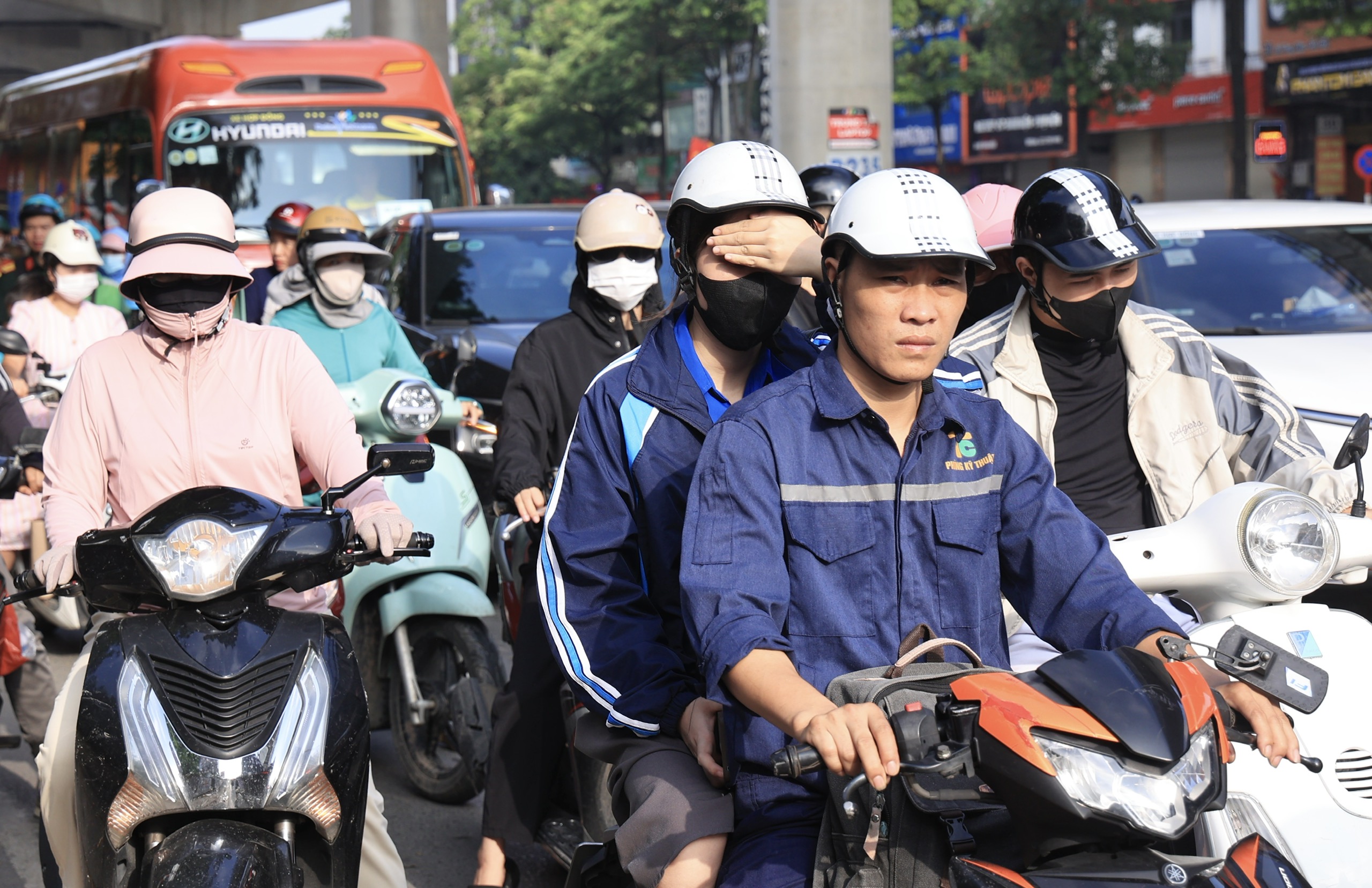 Hà Nội: Nhiều tuyến đường kẹt cứng, người dân chật vật đi làm sau kỳ nghỉ lễ 2/9- Ảnh 3. Hà Nội: Nhiều tuyến đường kẹt cứng, người dân chật vật đi làm sau kỳ nghỉ lễ 2/9- Ảnh 3.