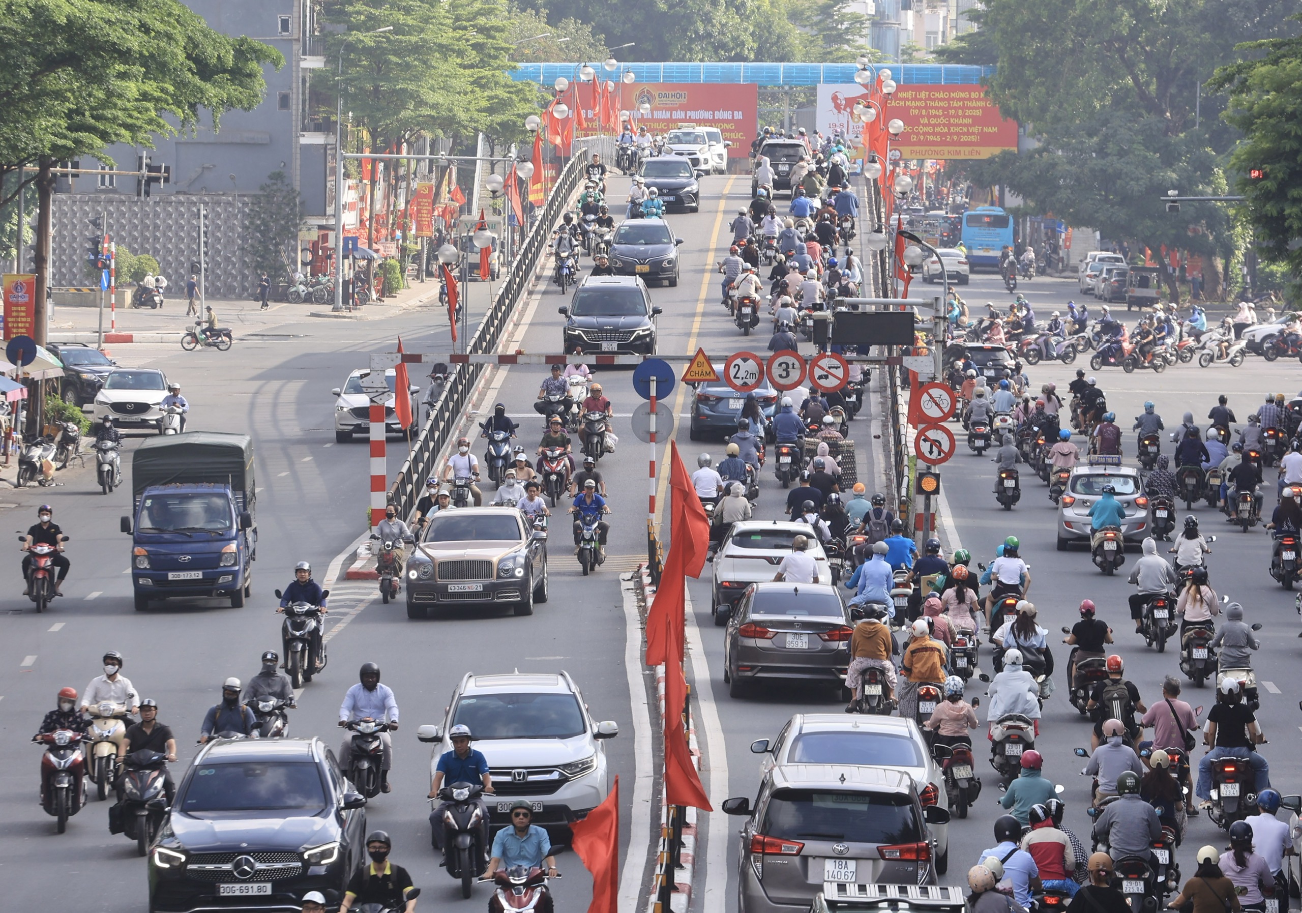 Hà Nội: Nhiều tuyến đường kẹt cứng, người dân chật vật đi làm sau kỳ nghỉ lễ 2/9- Ảnh 13. Hà Nội: Nhiều tuyến đường kẹt cứng, người dân chật vật đi làm sau kỳ nghỉ lễ 2/9- Ảnh 13.
