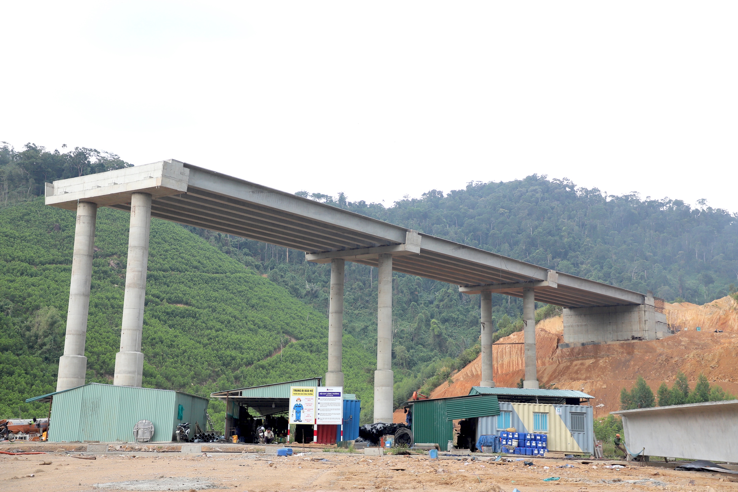 Những nhịp cầu đầu tiên nối mạch cao tốc Khánh Hòa - Buôn Ma Thuột- Ảnh 4. Những nhịp cầu đầu tiên nối mạch cao tốc Khánh Hòa - Buôn Ma Thuột- Ảnh 4.