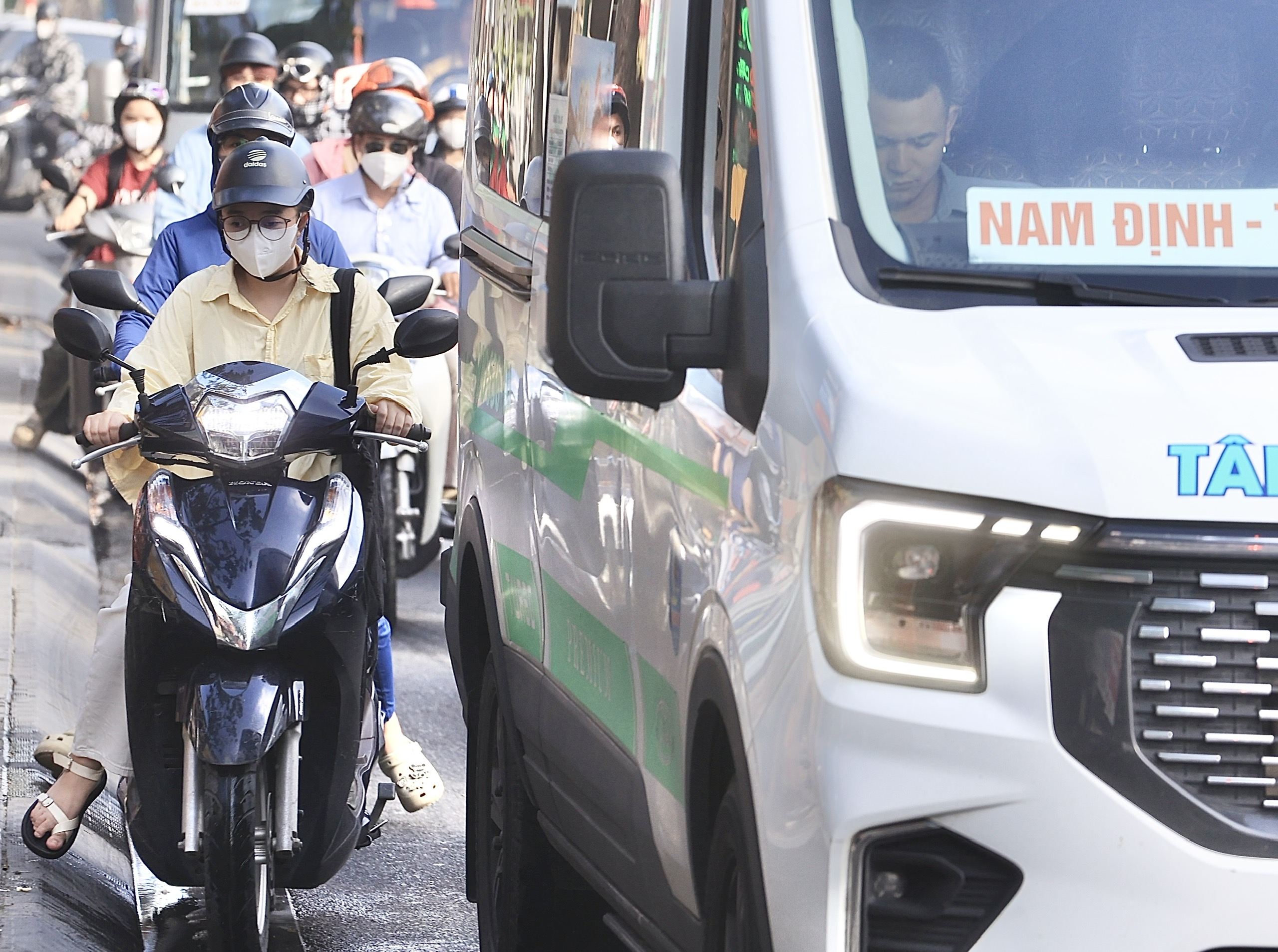 Hà Nội: Nhiều tuyến đường kẹt cứng, người dân chật vật đi làm sau kỳ nghỉ lễ 2/9- Ảnh 8. Hà Nội: Nhiều tuyến đường kẹt cứng, người dân chật vật đi làm sau kỳ nghỉ lễ 2/9- Ảnh 8.