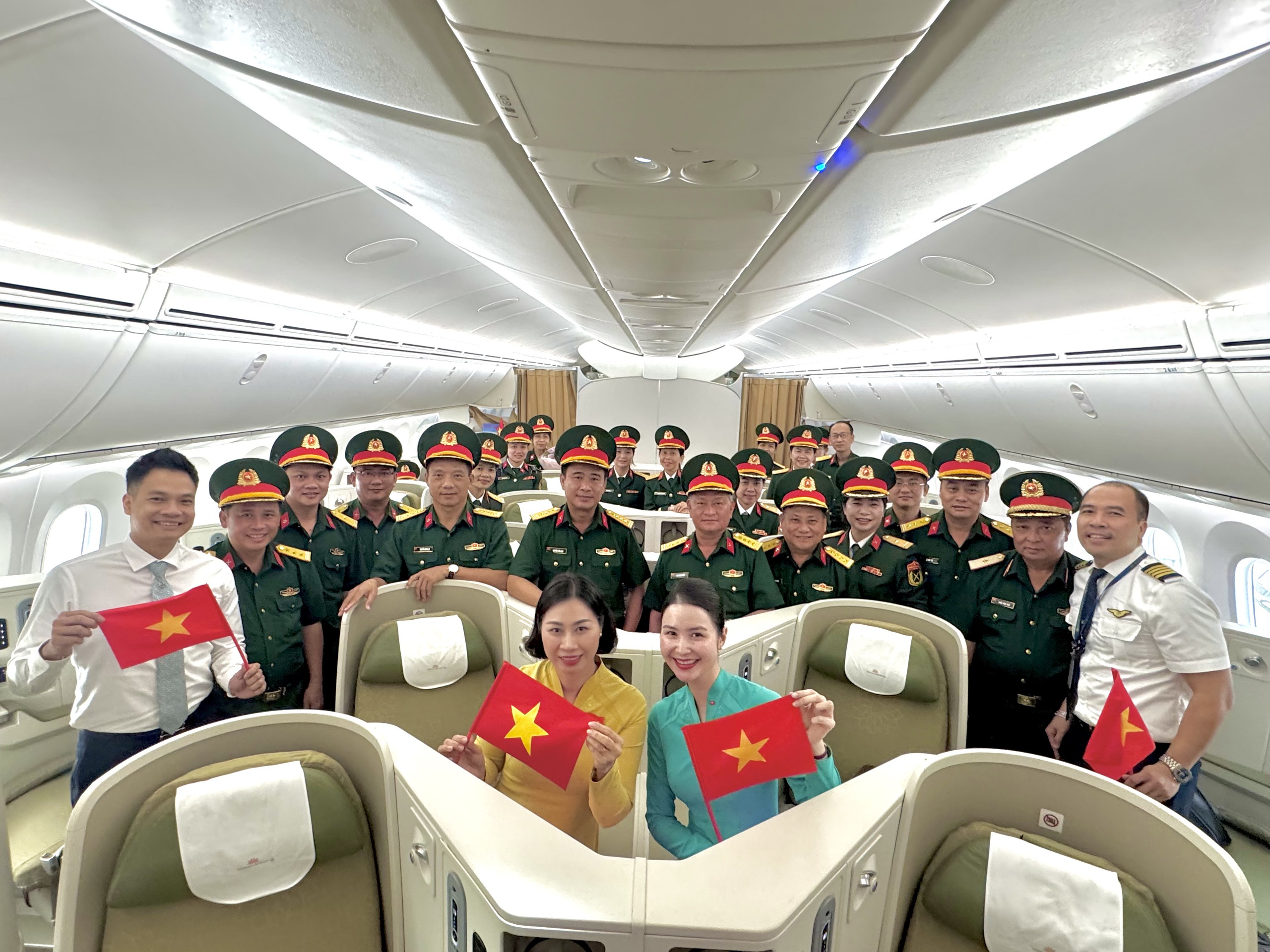 Chuyến bay đặc biệt đưa hơn 360 chiến sĩ hoàn thành nhiệm vụ A80 về TP.HCM- Ảnh 12. Chuyến bay đặc biệt đưa hơn 360 chiến sĩ hoàn thành nhiệm vụ A80 về TP.HCM- Ảnh 12.