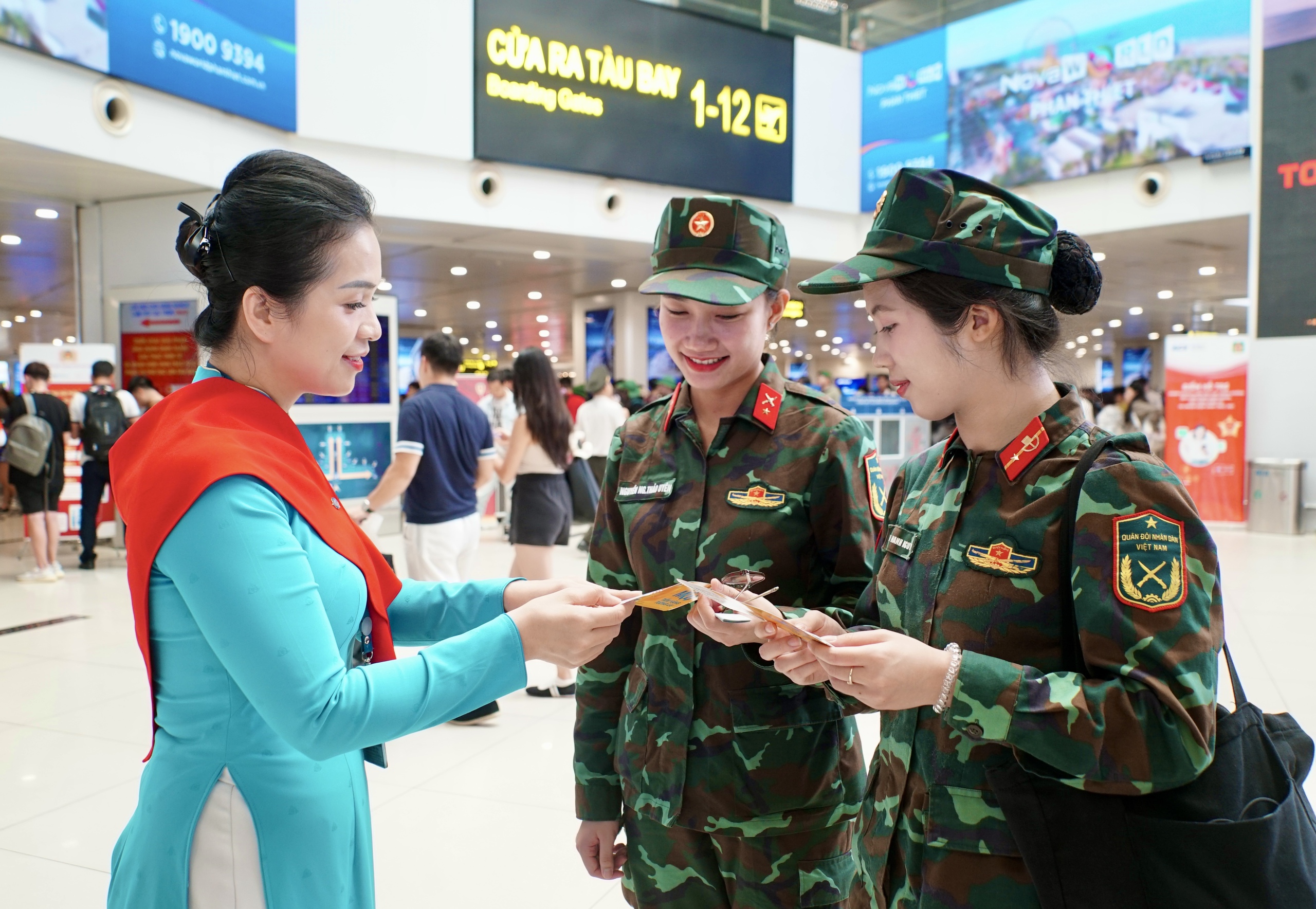 Chuyến bay đặc biệt đưa hơn 360 chiến sĩ hoàn thành nhiệm vụ A80 về TP.HCM- Ảnh 3. Chuyến bay đặc biệt đưa hơn 360 chiến sĩ hoàn thành nhiệm vụ A80 về TP.HCM- Ảnh 3.