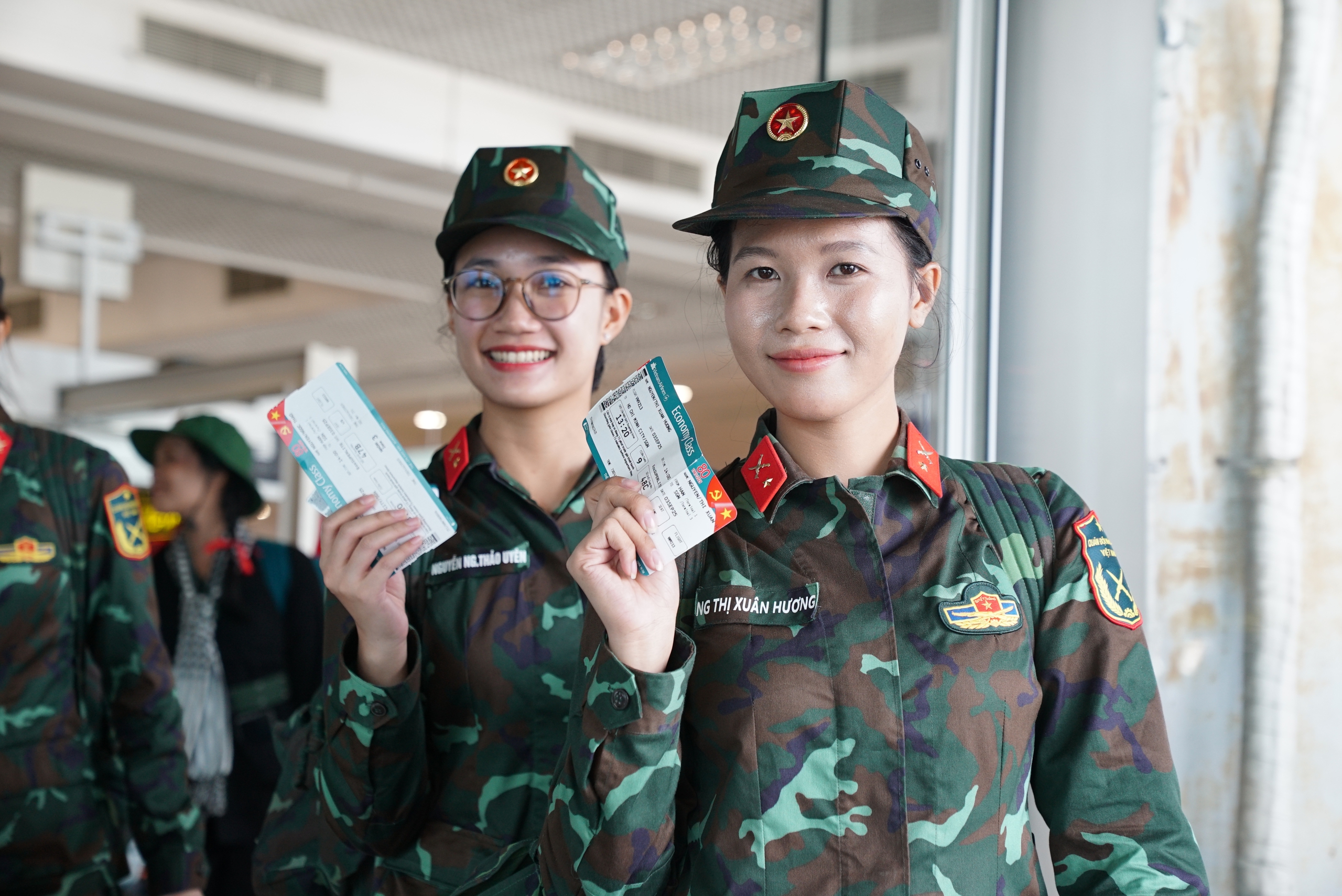 Chuyến bay đặc biệt đưa hơn 360 chiến sĩ hoàn thành nhiệm vụ A80 về TP.HCM- Ảnh 4. Chuyến bay đặc biệt đưa hơn 360 chiến sĩ hoàn thành nhiệm vụ A80 về TP.HCM- Ảnh 4.
