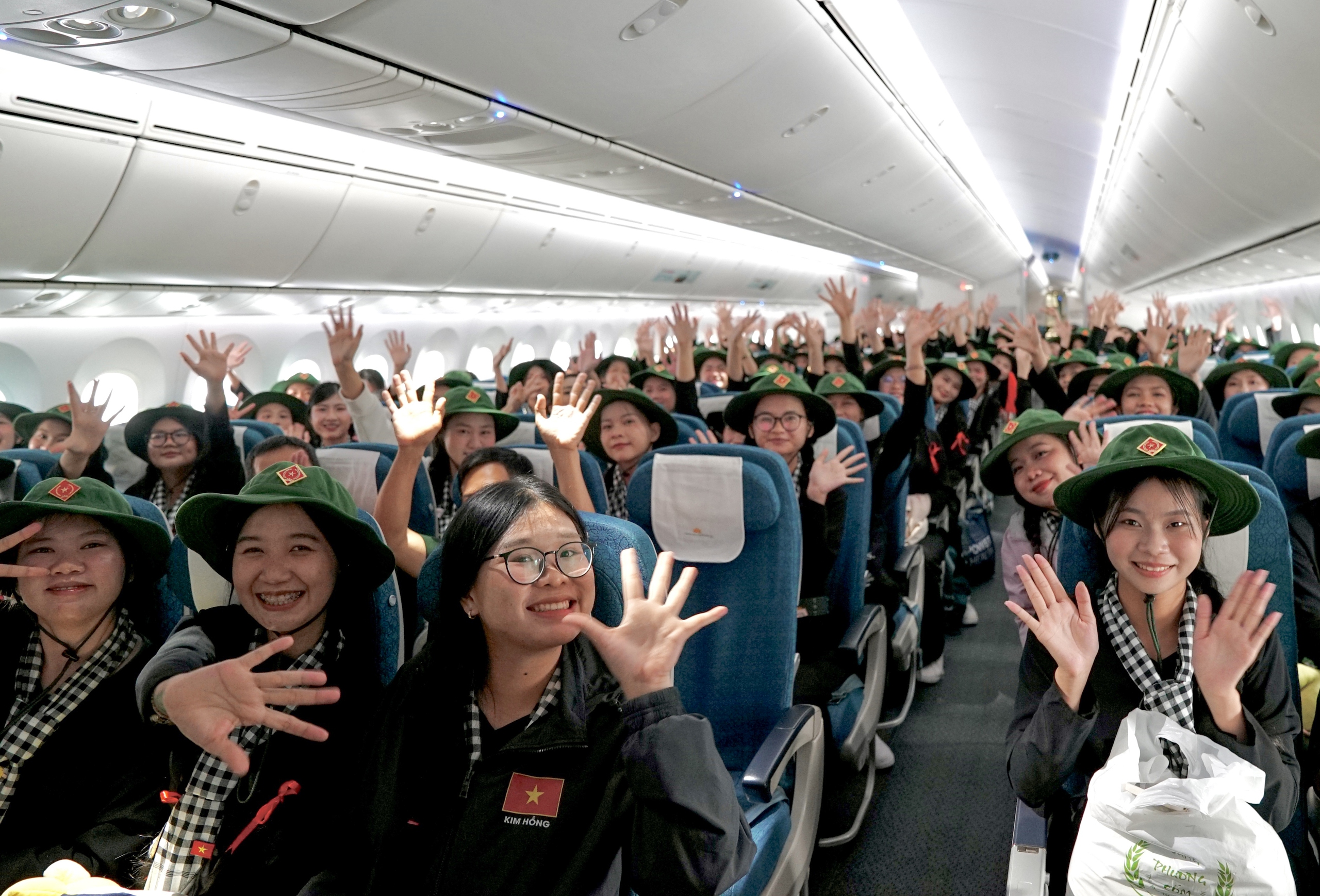 Chuyến bay đặc biệt đưa hơn 360 chiến sĩ hoàn thành nhiệm vụ A80 về TP.HCM- Ảnh 6. Chuyến bay đặc biệt đưa hơn 360 chiến sĩ hoàn thành nhiệm vụ A80 về TP.HCM- Ảnh 6.