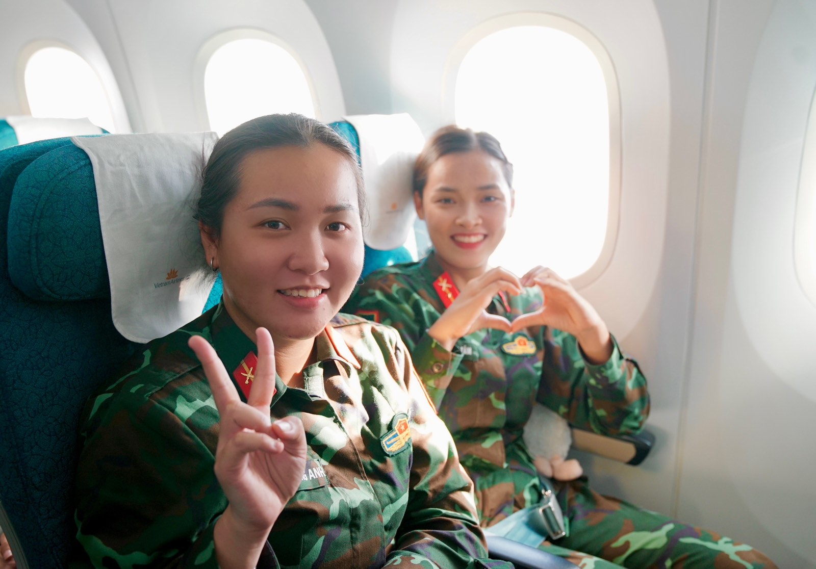 Chuyến bay đặc biệt đưa hơn 360 chiến sĩ hoàn thành nhiệm vụ A80 về TP.HCM- Ảnh 7. Chuyến bay đặc biệt đưa hơn 360 chiến sĩ hoàn thành nhiệm vụ A80 về TP.HCM- Ảnh 7.