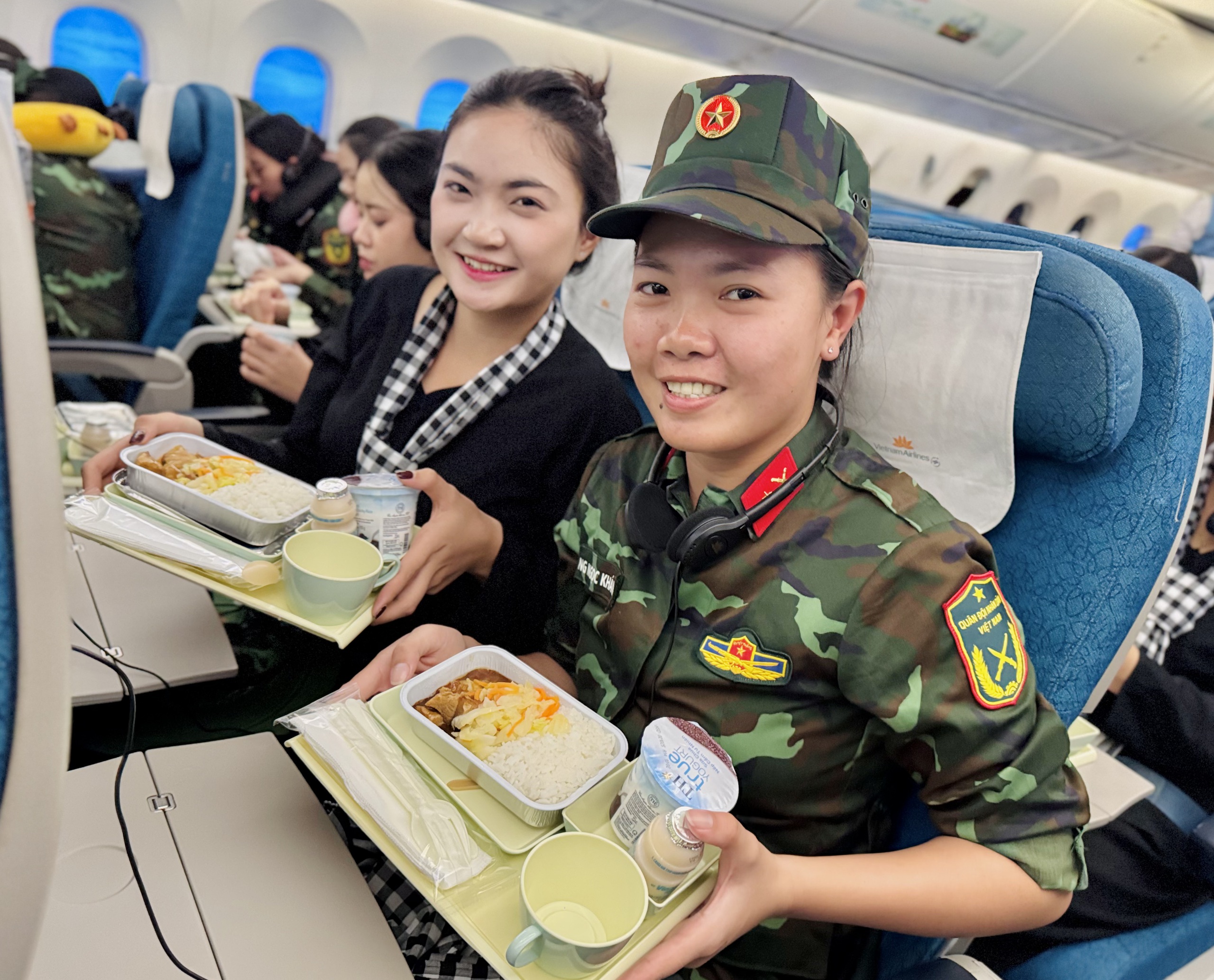 Chuyến bay đặc biệt đưa hơn 360 chiến sĩ hoàn thành nhiệm vụ A80 về TP.HCM- Ảnh 9. Chuyến bay đặc biệt đưa hơn 360 chiến sĩ hoàn thành nhiệm vụ A80 về TP.HCM- Ảnh 9.