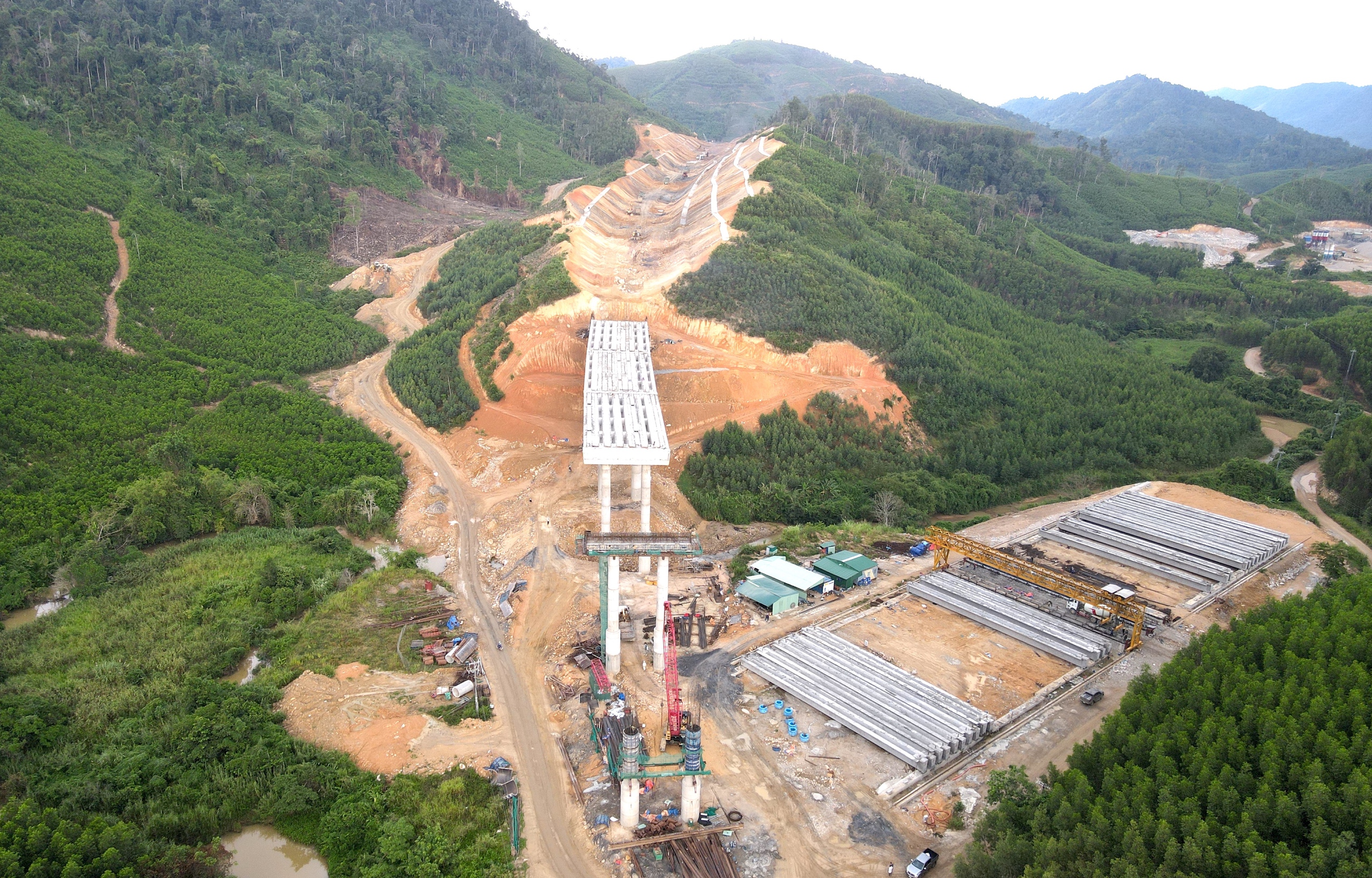 Những nhịp cầu đầu tiên nối mạch cao tốc Khánh Hòa - Buôn Ma Thuột- Ảnh 10. Những nhịp cầu đầu tiên nối mạch cao tốc Khánh Hòa - Buôn Ma Thuột- Ảnh 10.