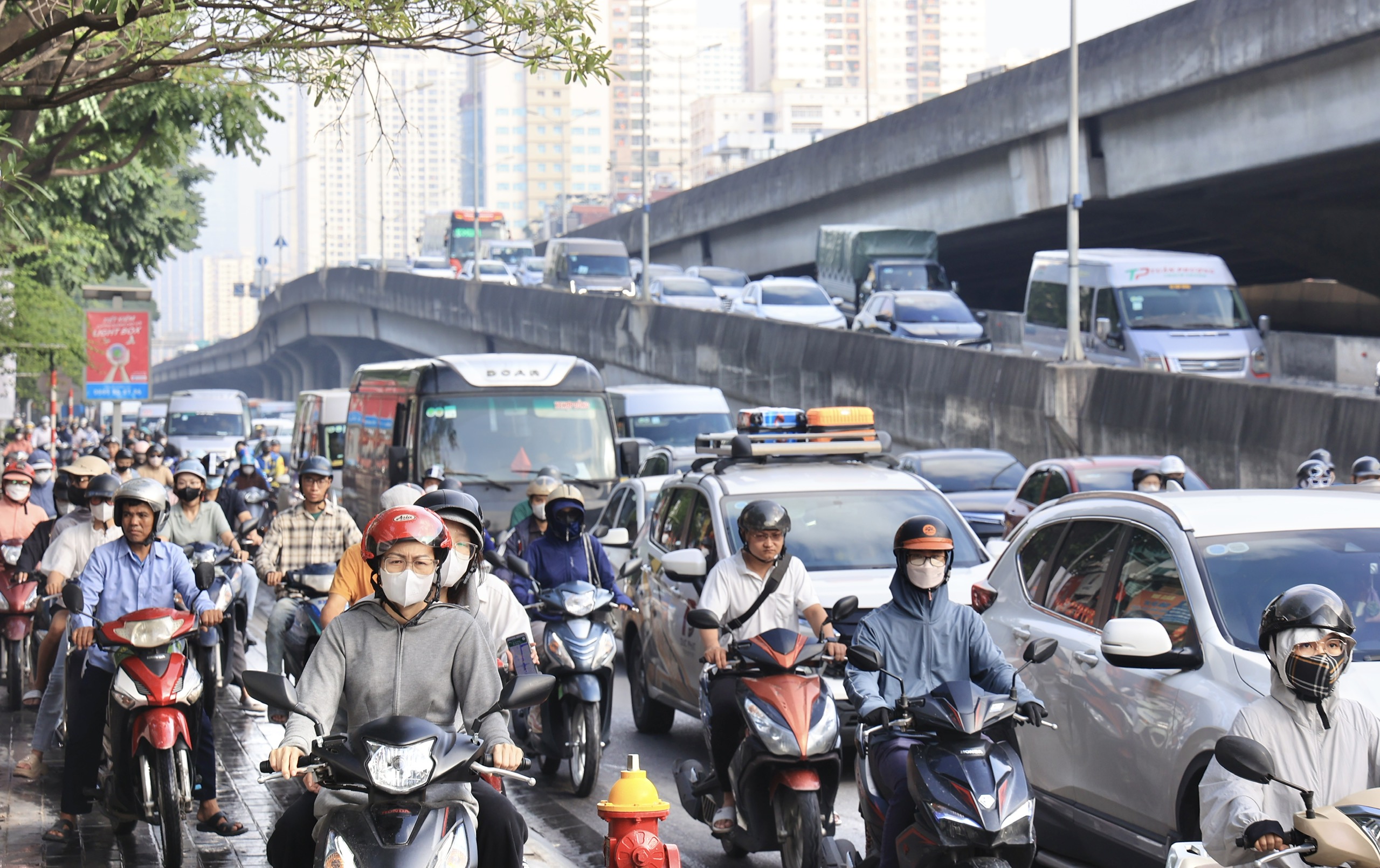 Hà Nội: Nhiều tuyến đường kẹt cứng, người dân chật vật đi làm sau kỳ nghỉ lễ 2/9- Ảnh 6. Hà Nội: Nhiều tuyến đường kẹt cứng, người dân chật vật đi làm sau kỳ nghỉ lễ 2/9- Ảnh 6.