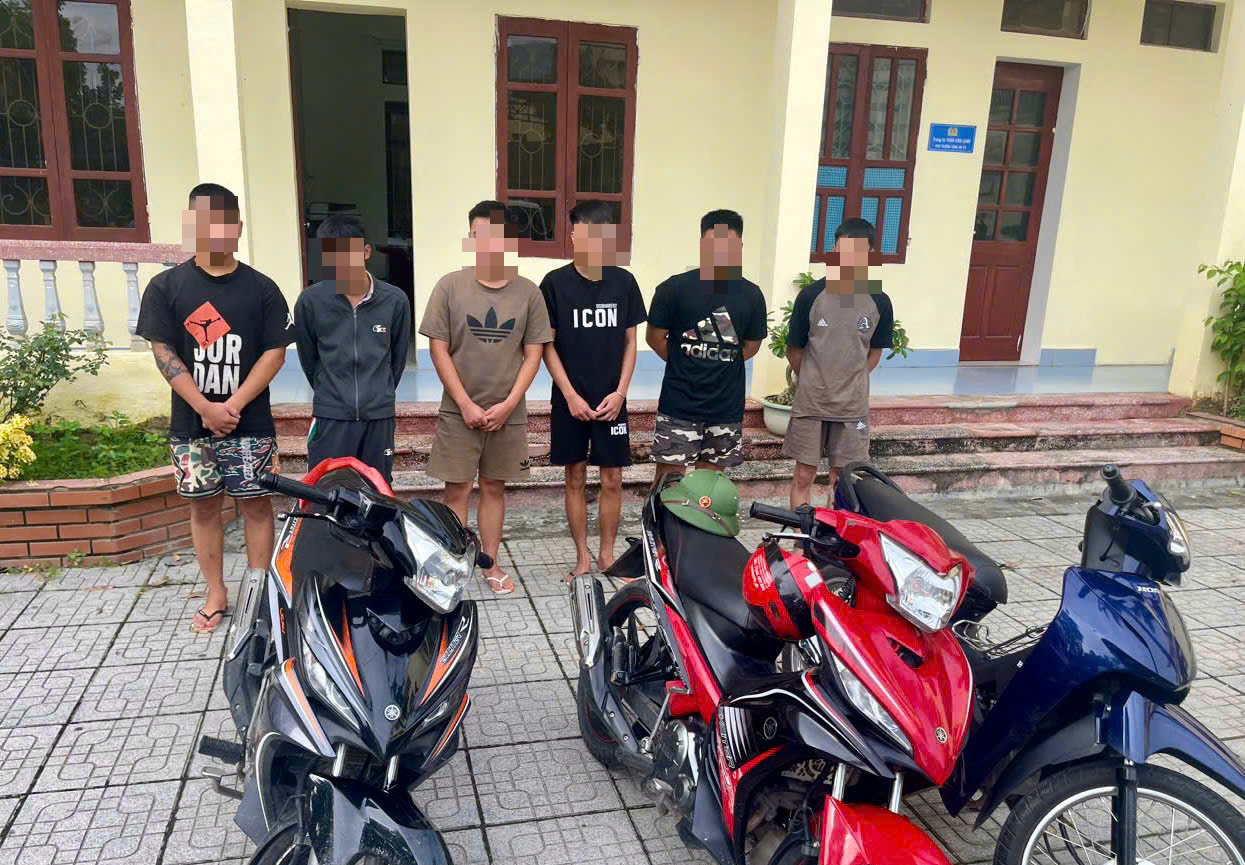 Công an Thanh Hóa xử phạt nhóm thanh, thiếu niên đi xe lạng lách, đánh võng- Ảnh 1. Công an Thanh Hóa xử phạt nhóm thanh, thiếu niên đi xe lạng lách, đánh võng- Ảnh 1.