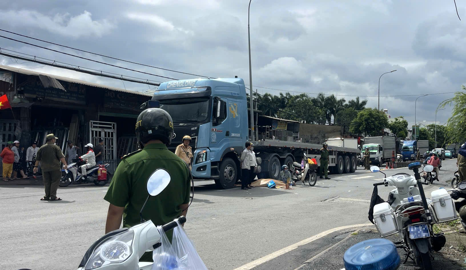 TP.HCM: Va chạm xe đầu kéo ở nút giao, người phụ nữ tử vong, giao thông ùn tắc- Ảnh 1. TP.HCM: Va chạm xe đầu kéo ở nút giao, người phụ nữ tử vong, giao thông ùn tắc- Ảnh 1.