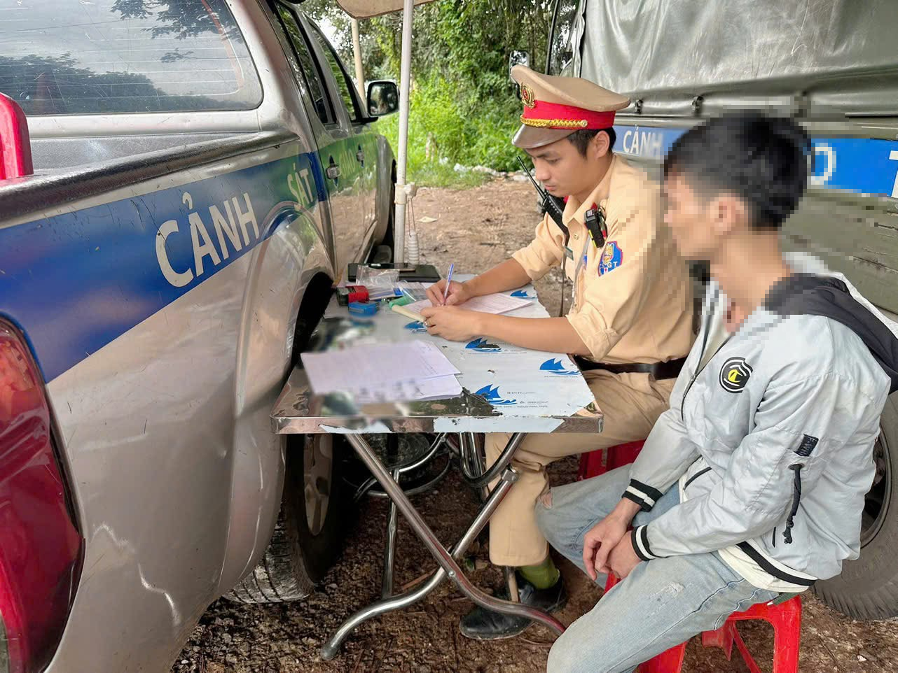 Xử lý đối tượng phóng xe bạt mạng trên quốc lộ, dương tính với ma túy đá- Ảnh 2. Xử lý đối tượng phóng xe bạt mạng trên quốc lộ, dương tính với ma túy đá- Ảnh 2.