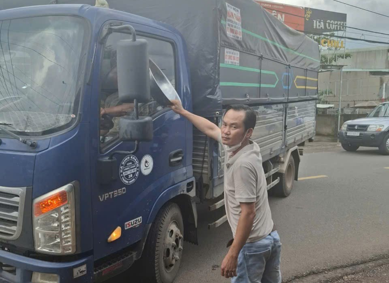 Công an Đồng Nai khống chế nhóm thanh niên say xỉn, gây rối trong đêm- Ảnh 1. Công an Đồng Nai khống chế nhóm thanh niên say xỉn, gây rối trong đêm- Ảnh 1.
