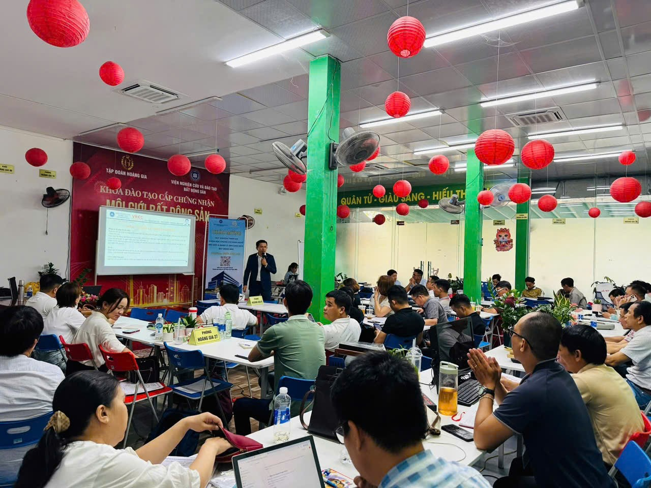 Vì sao người học vẫn nhầm lẫn chứng nhận và chứng chỉ hành nghề môi giới BĐS?- Ảnh 1. Vì sao người học vẫn nhầm lẫn chứng nhận và chứng chỉ hành nghề môi giới BĐS?- Ảnh 1.