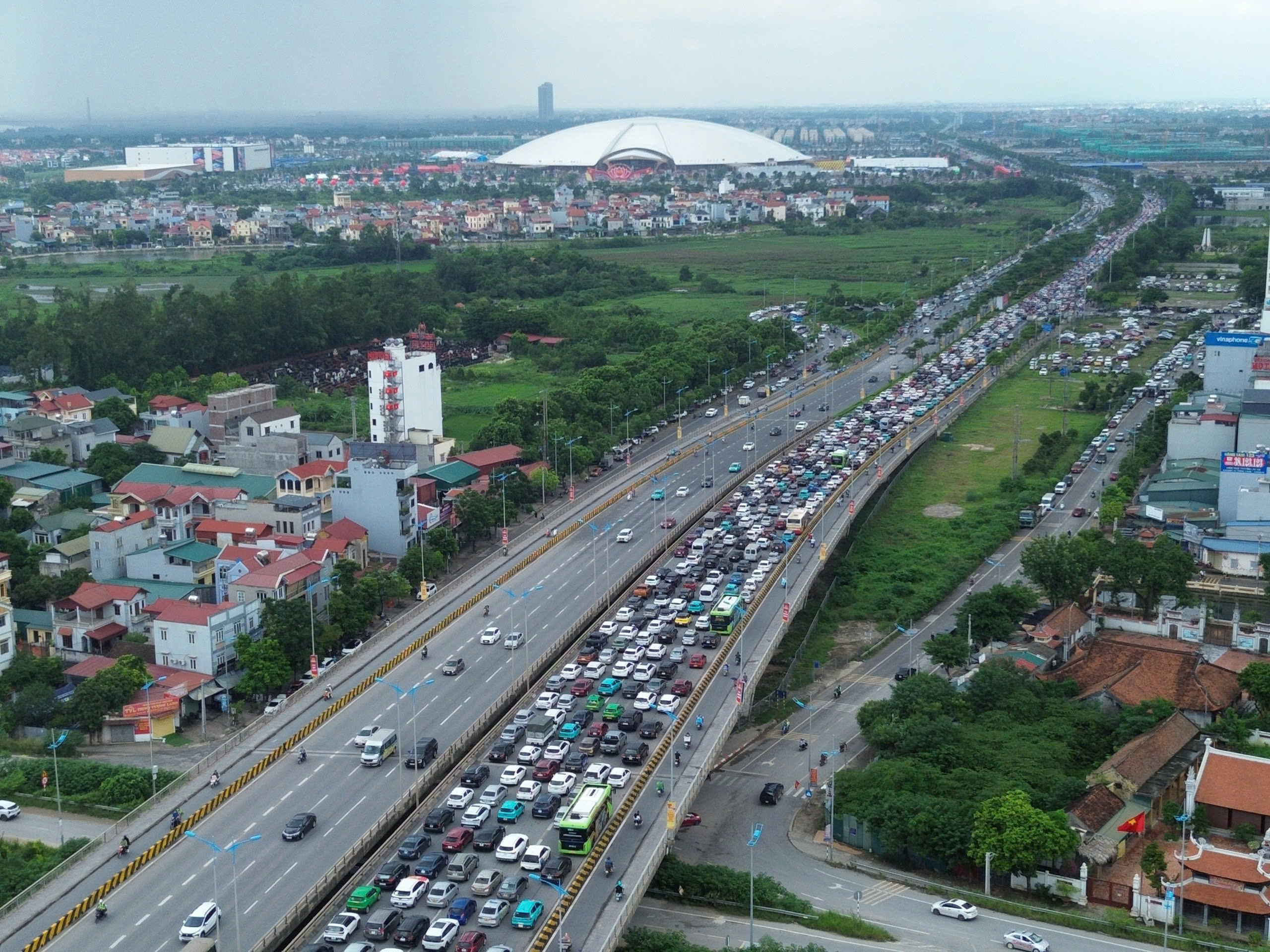 Vì sao hàng nghìn ô tô bị ùn ứ hàng km quanh Trung tâm Triển lãm quốc gia?- Ảnh 1. Vì sao hàng nghìn ô tô bị ùn ứ hàng km quanh Trung tâm Triển lãm quốc gia?- Ảnh 1.