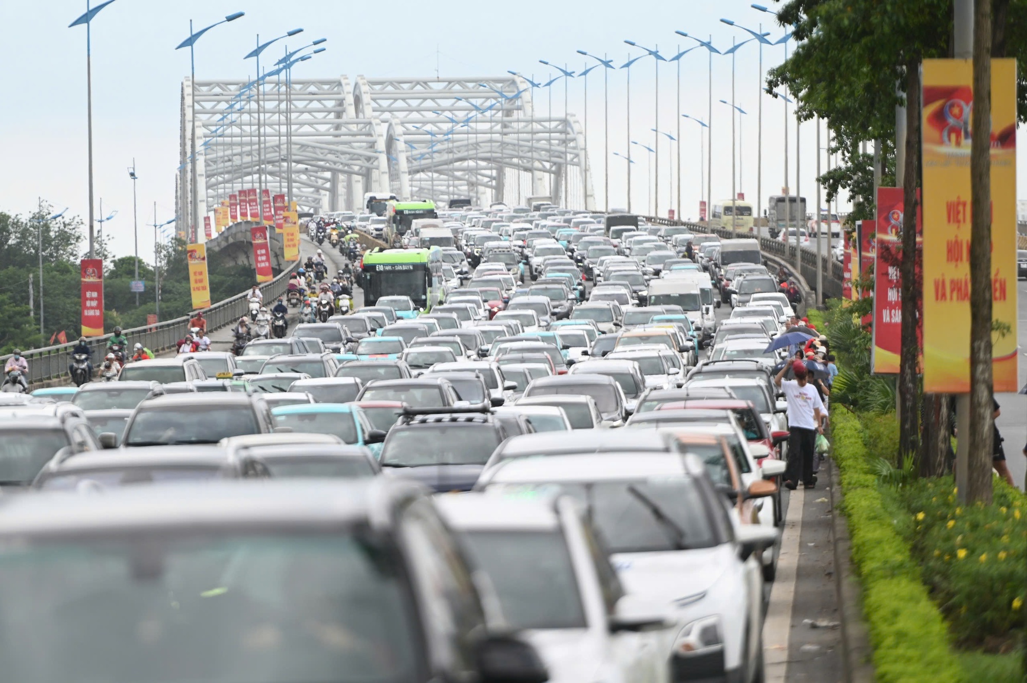 Vì sao hàng nghìn ô tô bị ùn ứ hàng km quanh Trung tâm Triển lãm quốc gia?- Ảnh 2. Vì sao hàng nghìn ô tô bị ùn ứ hàng km quanh Trung tâm Triển lãm quốc gia?- Ảnh 2.