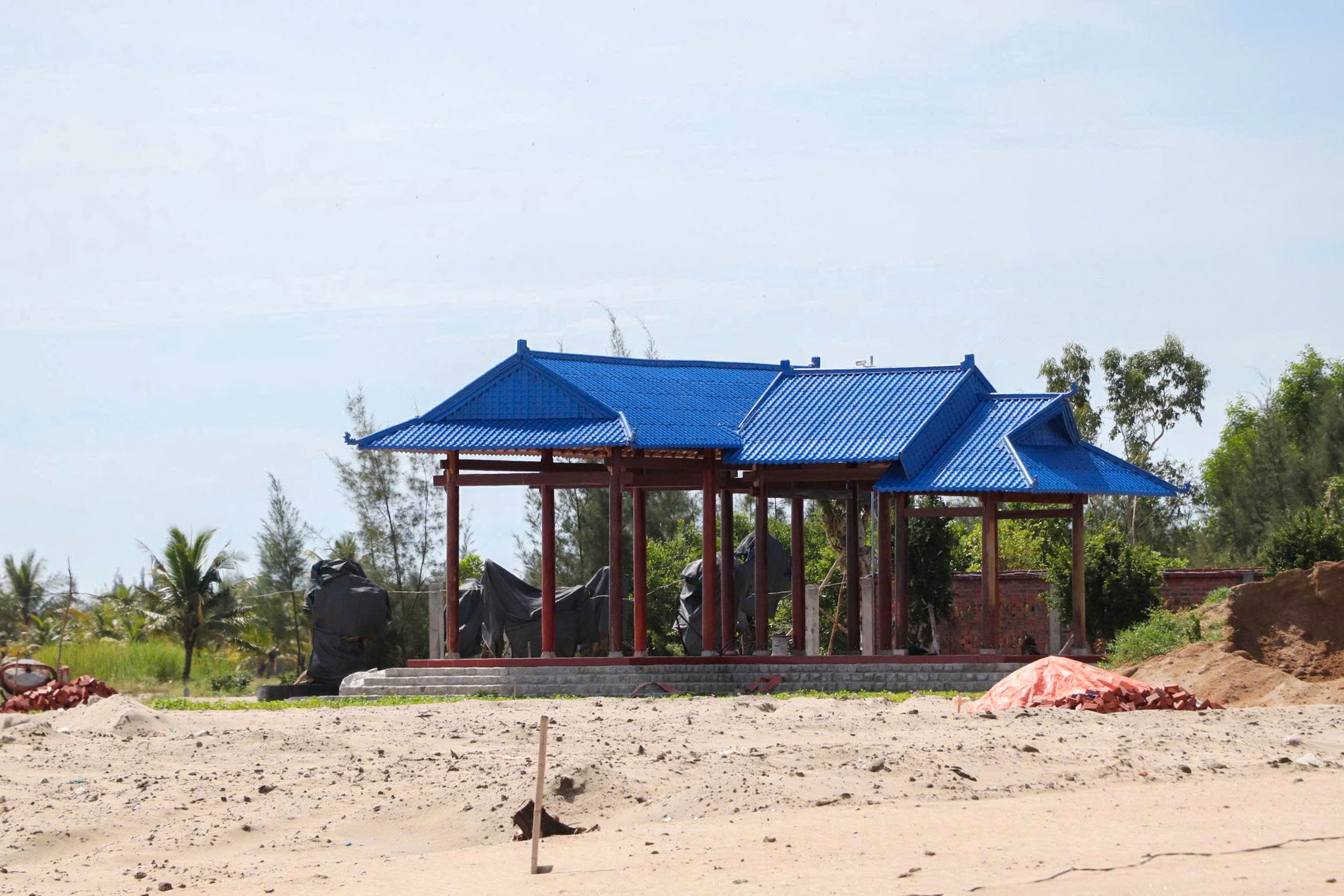 Kiểm tra công trình bê tông "mọc" ở cửa biển Đà Nẵng- Ảnh 3. Kiểm tra công trình bê tông "mọc" ở cửa biển Đà Nẵng- Ảnh 3.