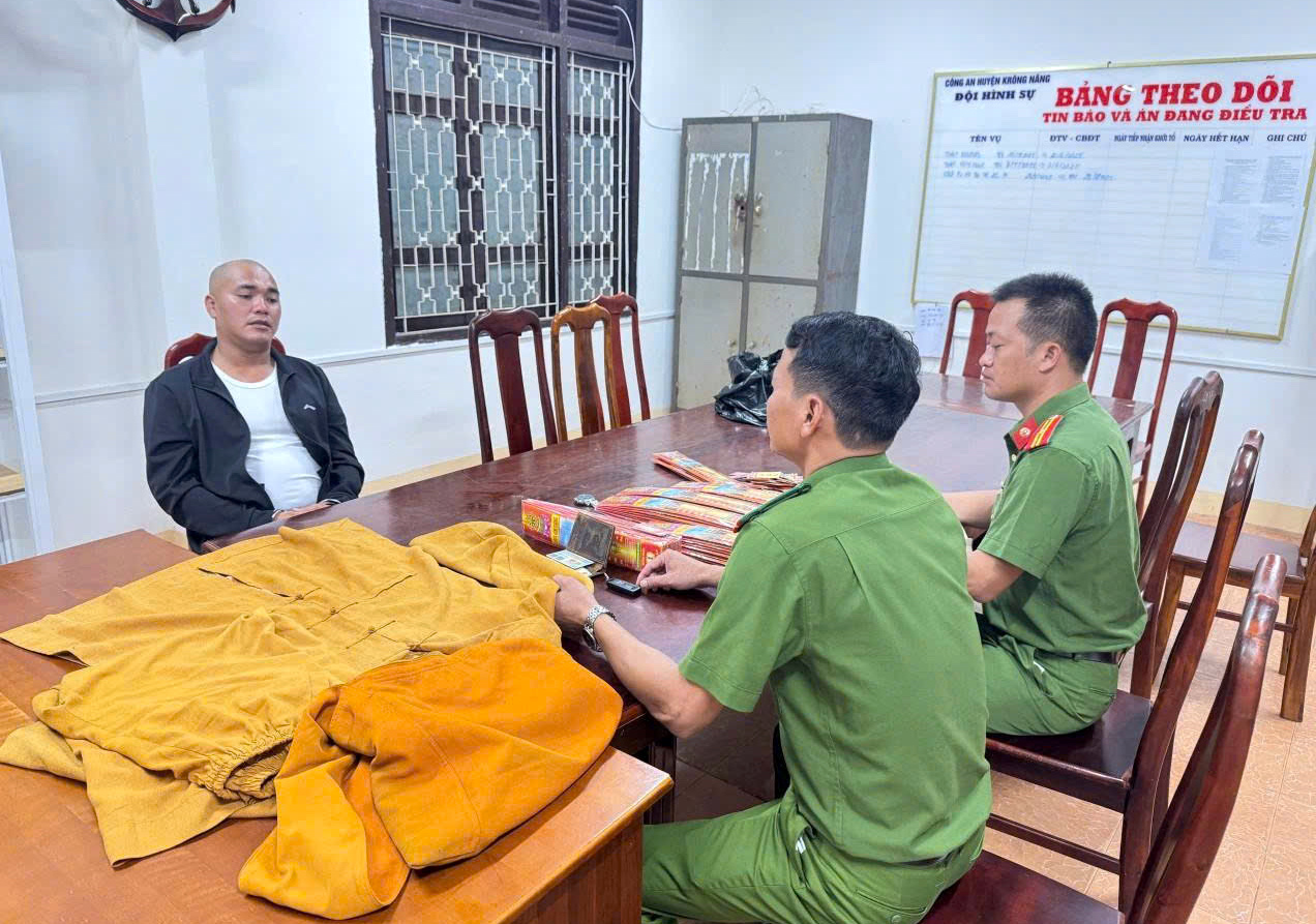 Đắk Lắk: Bắt khẩn cấp thanh niên giả danh sư thầy, lừa đảo tiền của nhiều phụ nữ- Ảnh 1. Đắk Lắk: Bắt khẩn cấp thanh niên giả danh sư thầy, lừa đảo tiền của nhiều phụ nữ- Ảnh 1.