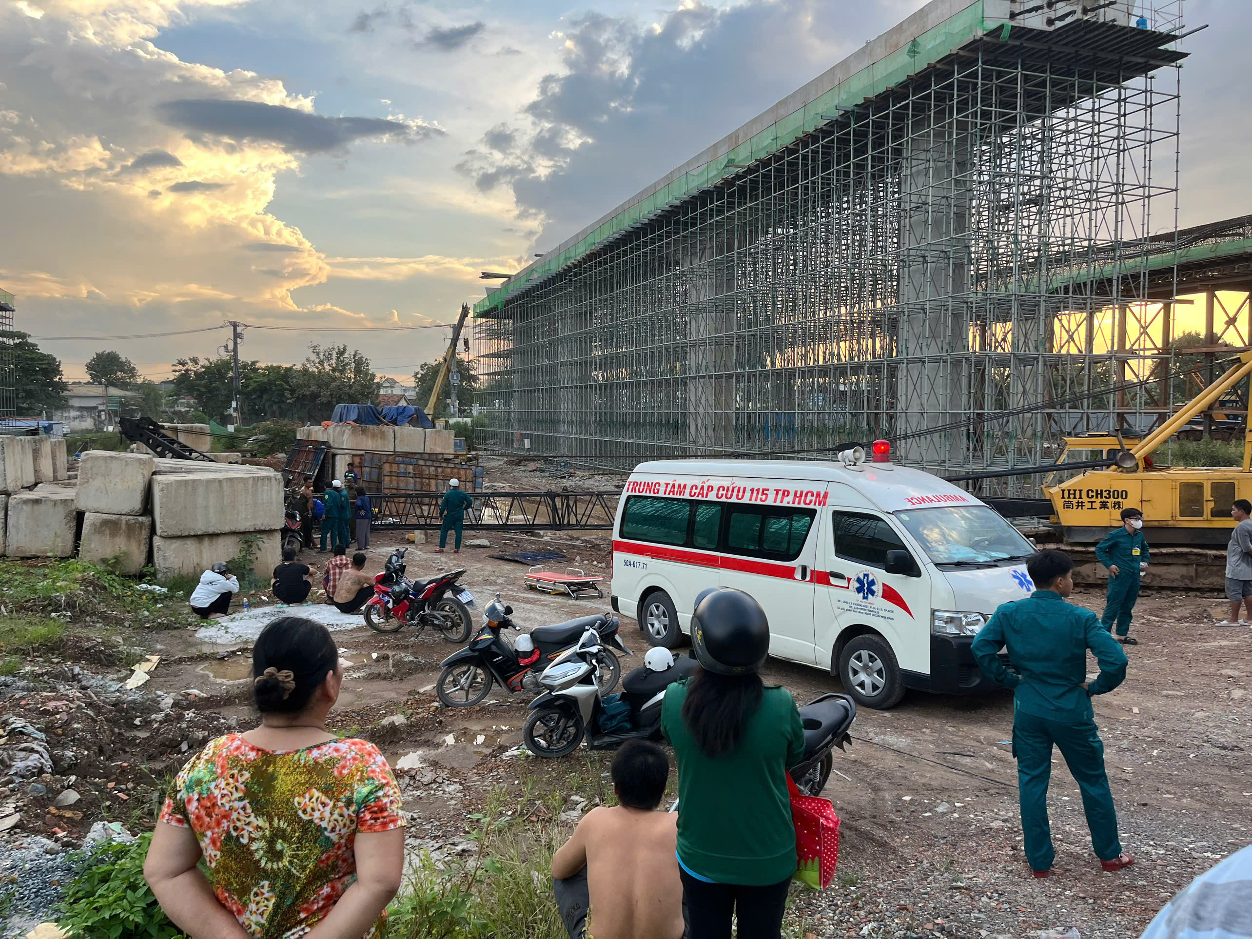 Ban Giao thông TP.HCM thông tin sự cố sập cần cẩu khiến 1 người tử vong- Ảnh 1. Ban Giao thông TP.HCM thông tin sự cố sập cần cẩu khiến 1 người tử vong- Ảnh 1.