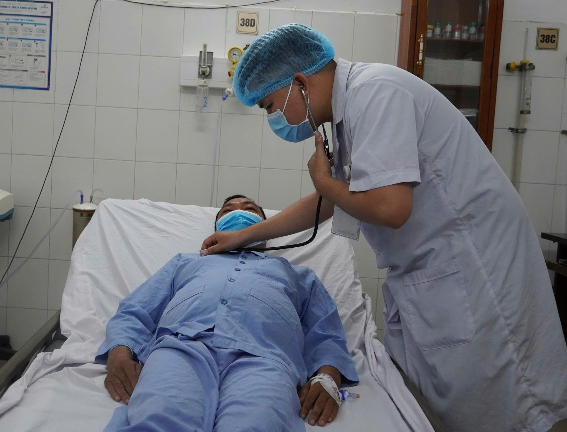 Hy hữu người đàn ông "bỏ quên" hạt sapôchê 10 năm trong phế quản- Ảnh 1.