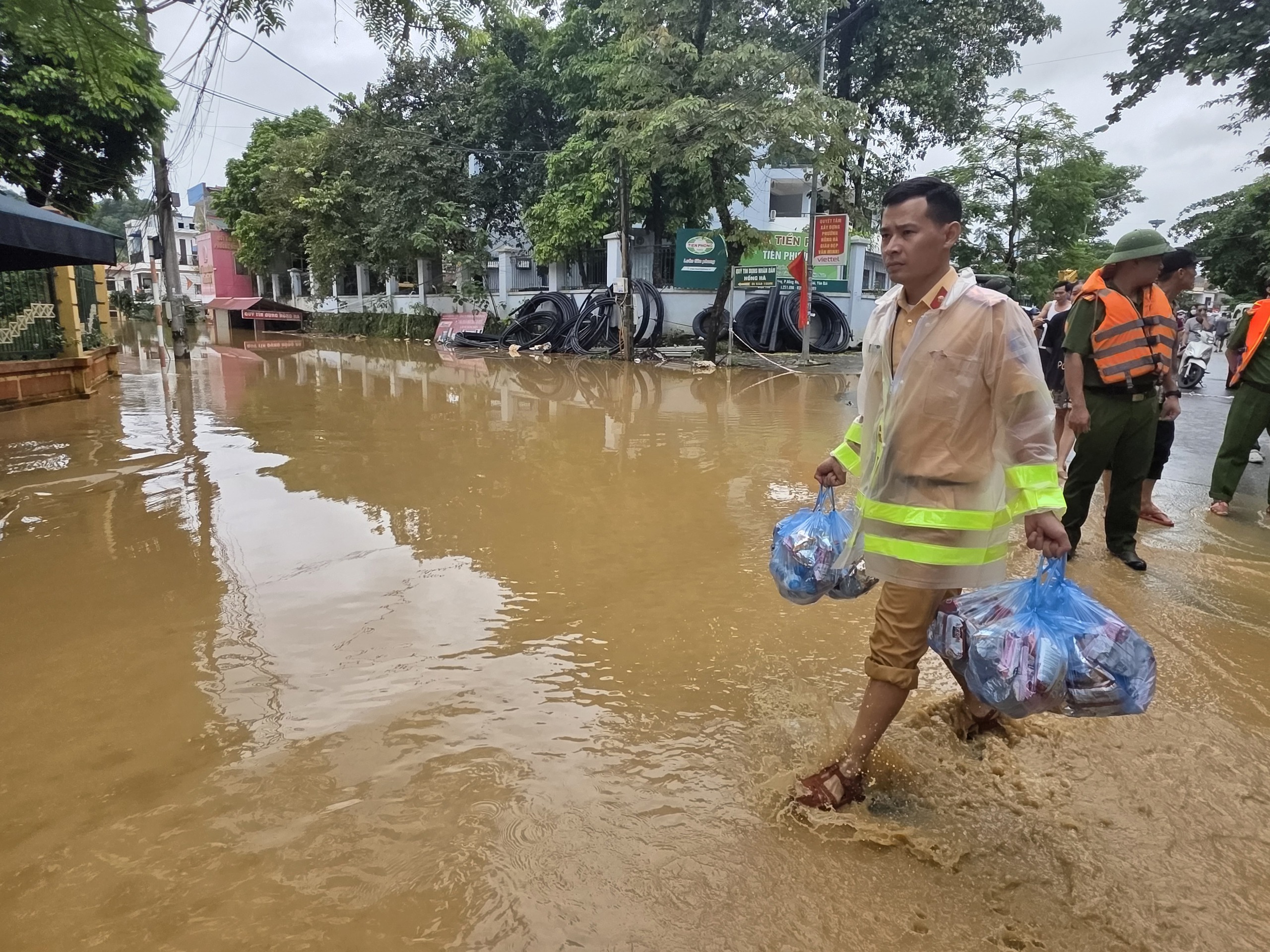 Lấp loáng những bóng áo vàng, áo xanh giúp dân giữa tâm lũ ở Lào Cai- Ảnh 3.