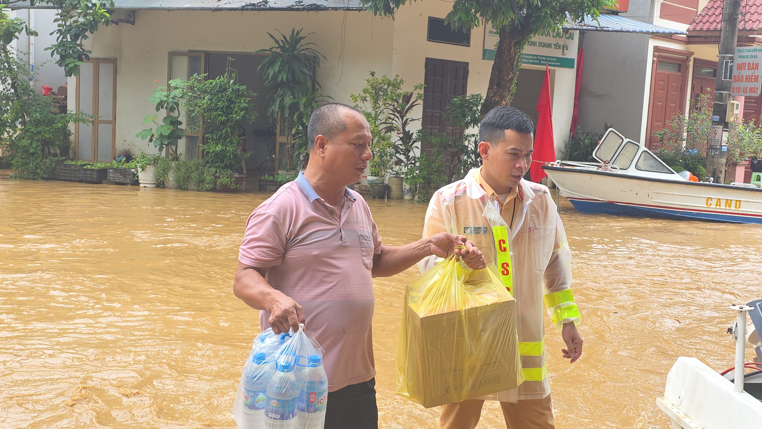Lấp loáng những bóng áo vàng, áo xanh giúp dân giữa tâm lũ ở Lào Cai- Ảnh 1.