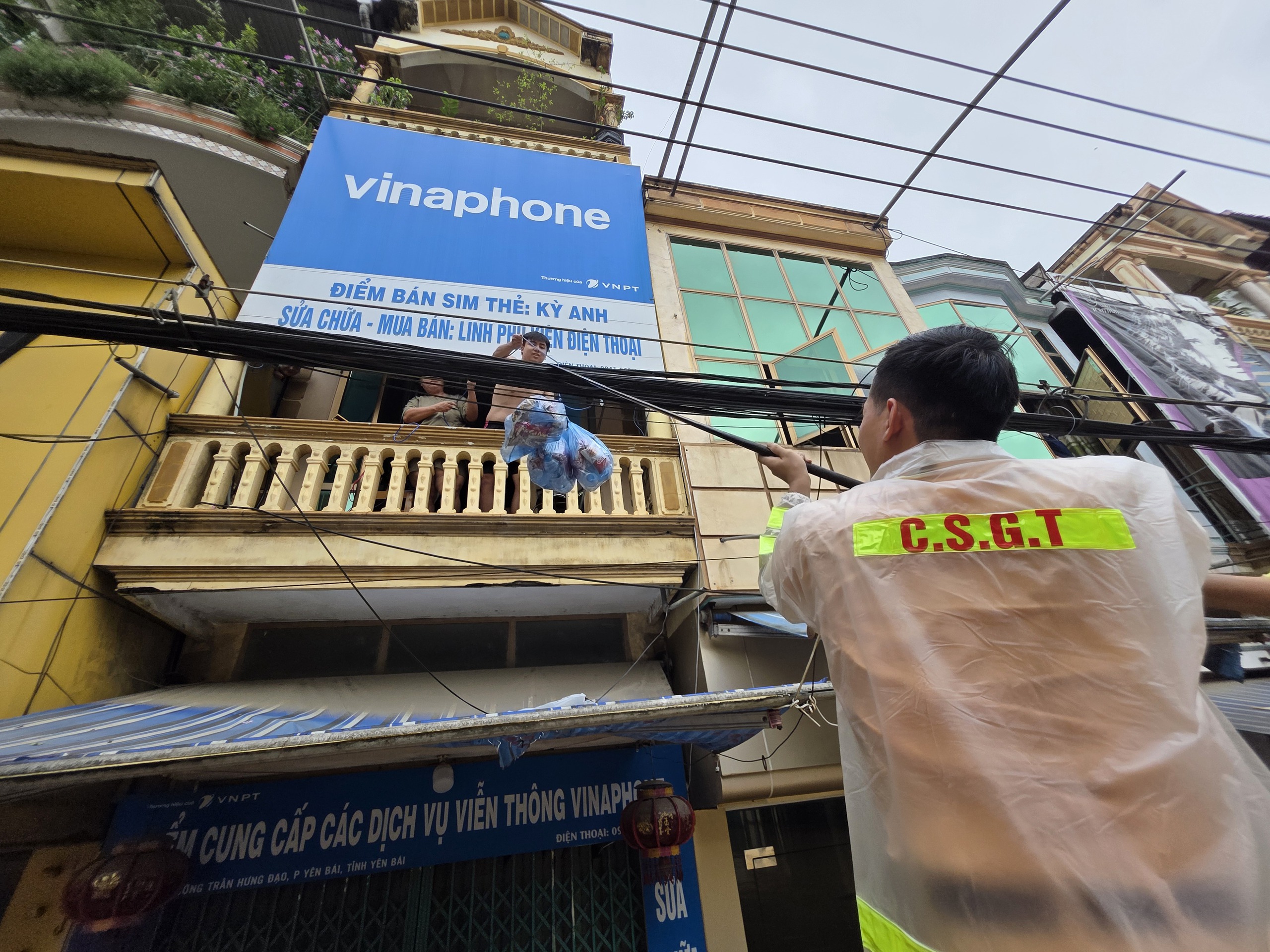 Lấp loáng những bóng áo vàng, áo xanh giúp dân giữa tâm lũ ở Lào Cai- Ảnh 8.