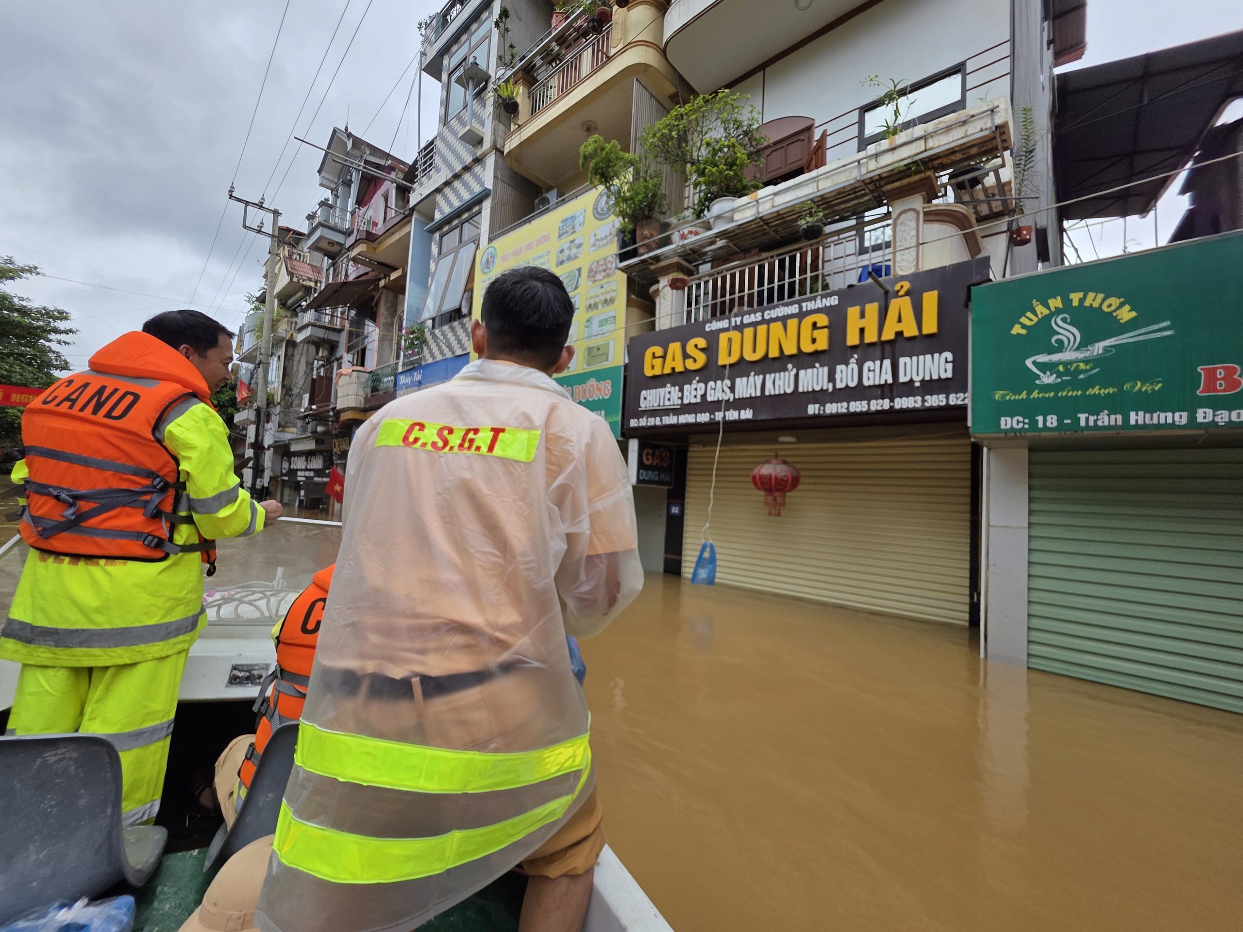 Lấp loáng những bóng áo vàng, áo xanh giúp dân giữa tâm lũ ở Lào Cai- Ảnh 10.