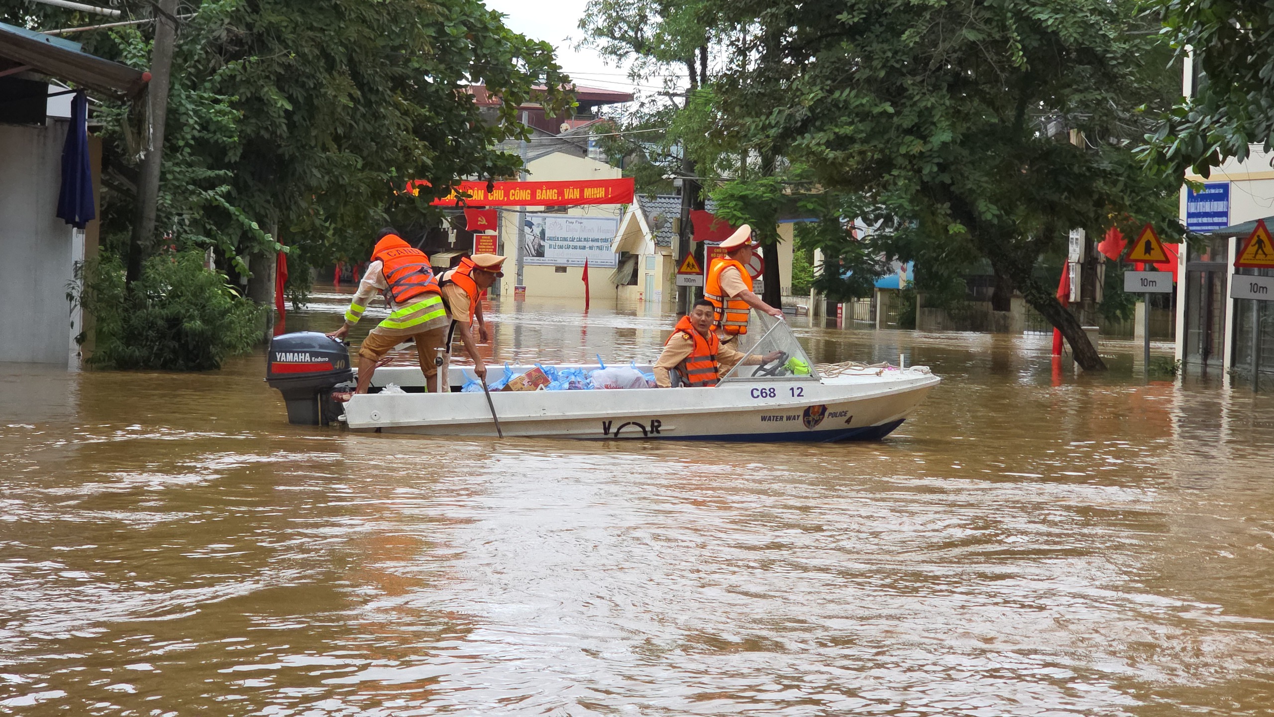 Lấp loáng những bóng áo vàng, áo xanh giúp dân giữa tâm lũ ở Lào Cai- Ảnh 12.