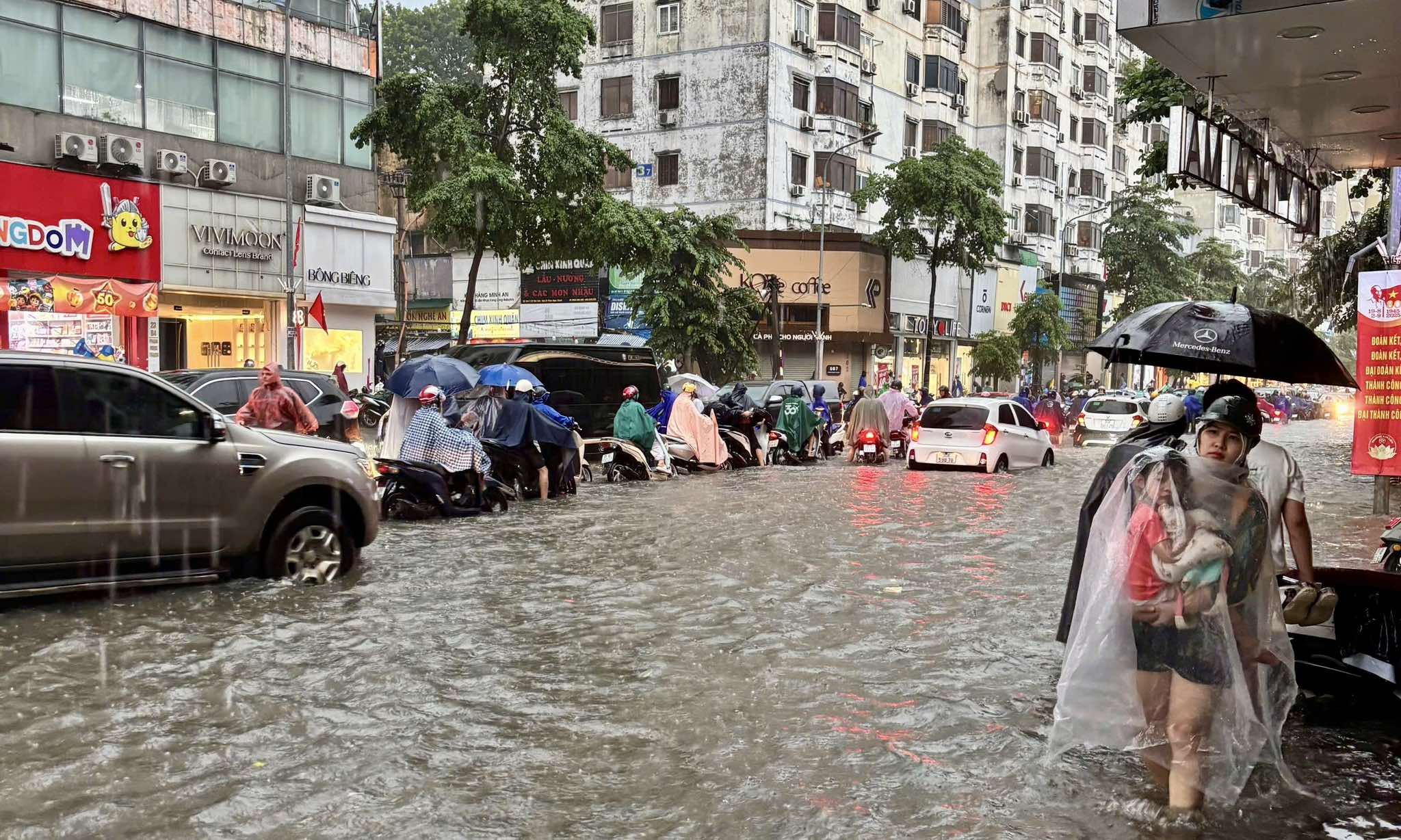 Phụ huynh Hà Nội bì bõm đón con, nhiều trường học sắp xếp chỗ ăn nghỉ miễn phí cho học trò- Ảnh 1.