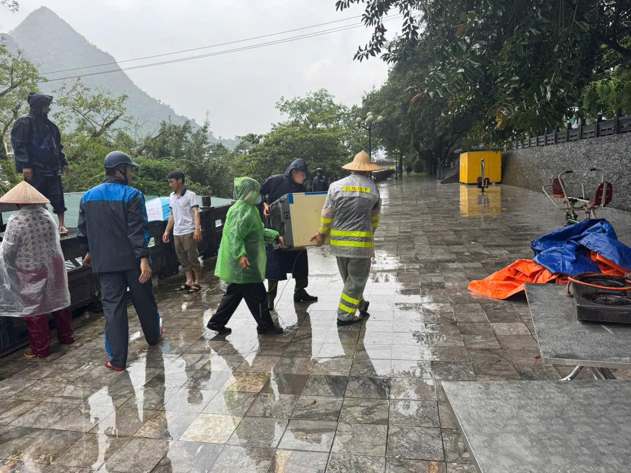 Tuyên Quang triển khai các biện pháp ứng phó với các hồ thủy điện xả lũ- Ảnh 3. Tuyên Quang triển khai các biện pháp ứng phó với các hồ thủy điện xả lũ- Ảnh 3.