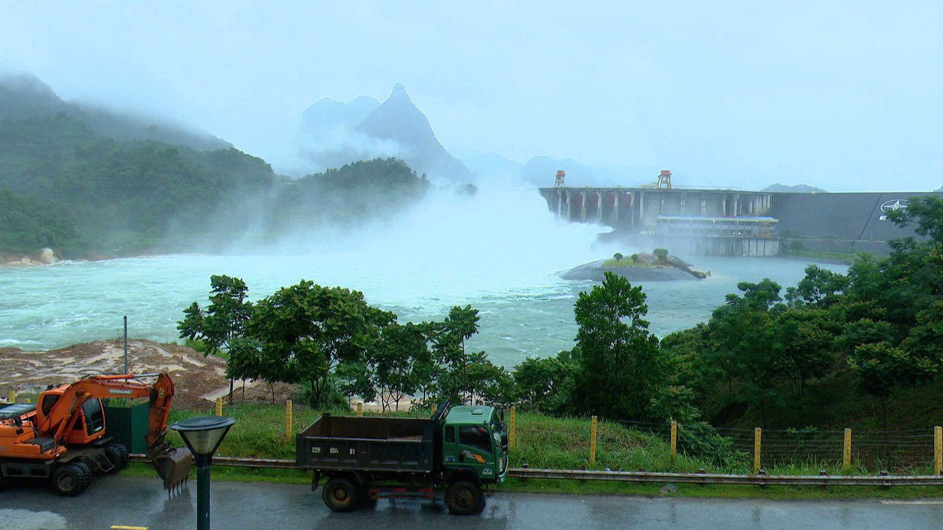 Tuyên Quang triển khai các biện pháp ứng phó với các hồ thủy điện xả lũ- Ảnh 1. Tuyên Quang triển khai các biện pháp ứng phó với các hồ thủy điện xả lũ- Ảnh 1.