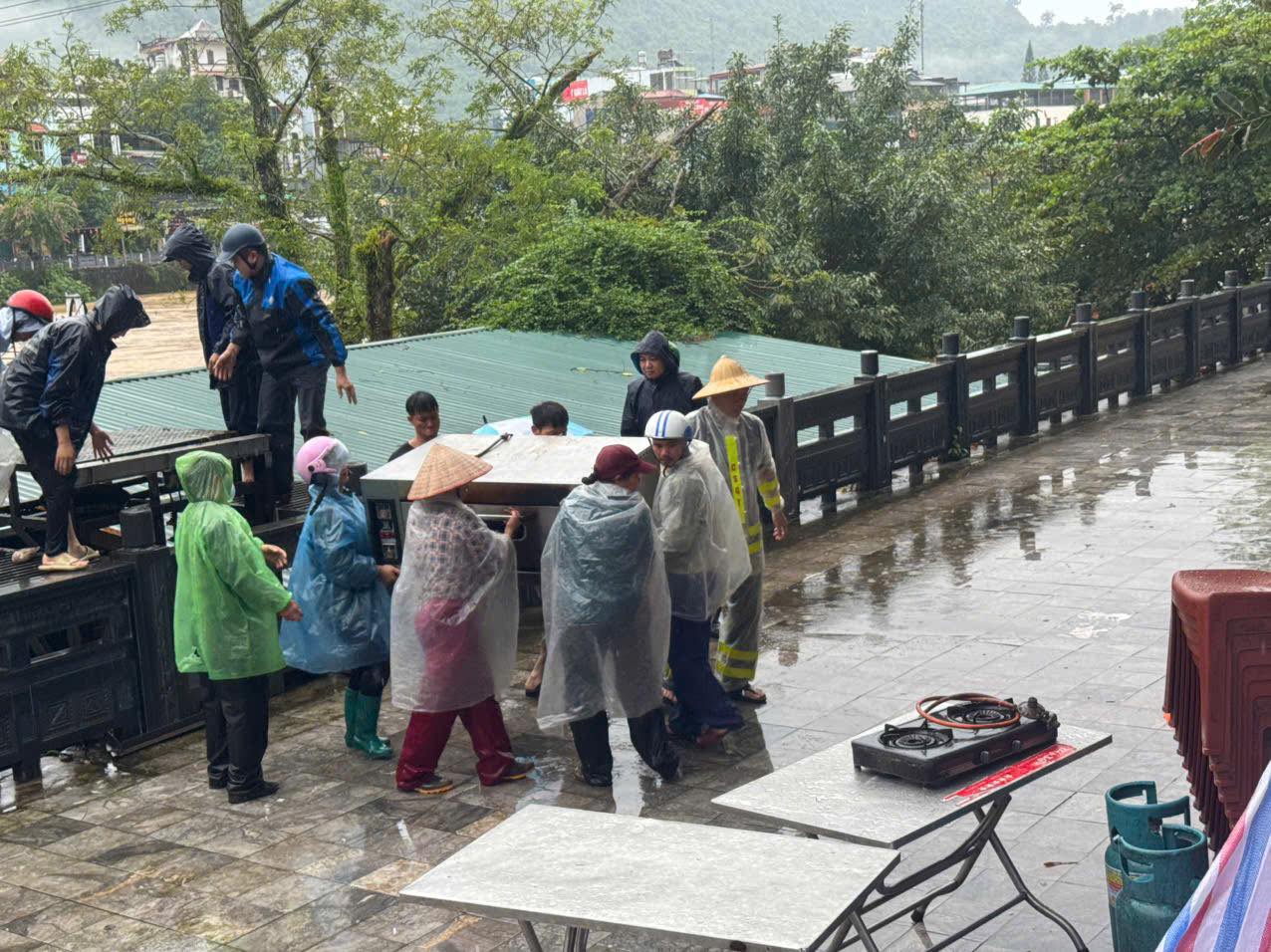 Tuyên Quang triển khai các biện pháp ứng phó với các hồ thủy điện xả lũ- Ảnh 6. Tuyên Quang triển khai các biện pháp ứng phó với các hồ thủy điện xả lũ- Ảnh 6.