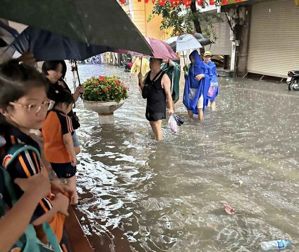 Phụ huynh Hà Nội bì bõm đón con, nhiều trường học sắp xếp chỗ ăn nghỉ miễn phí cho học trò- Ảnh 2.
