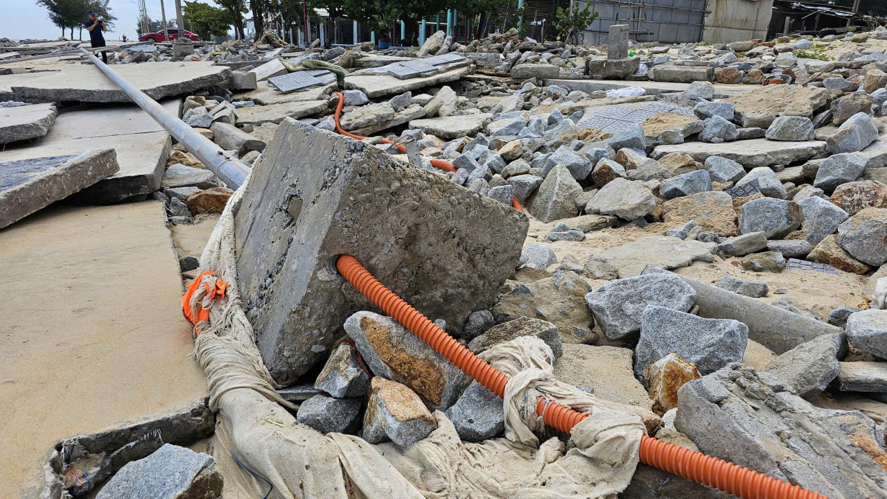 Huế: Đường bê tông, kè biển Thuận An sạt lở nặng sau  bão số 10- Ảnh 10.