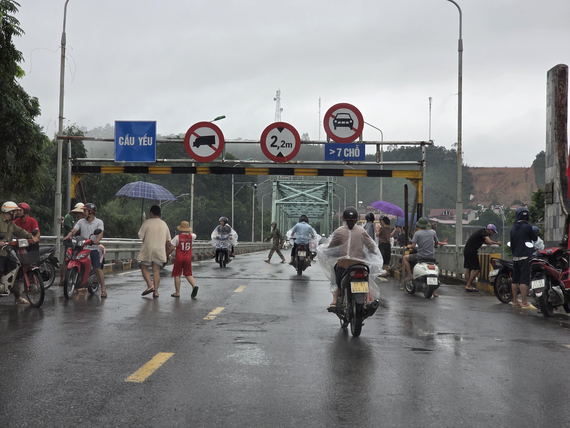 Lào Cai: Cấm cầu Yên Bái để bảo đảm an toàn sau mưa lũ- Ảnh 1.