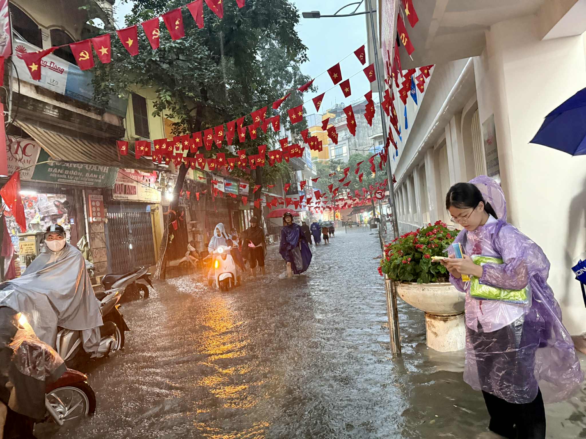 Phụ huynh Hà Nội bì bõm đón con, nhiều trường học sắp xếp chỗ ăn nghỉ miễn phí cho học trò- Ảnh 3.