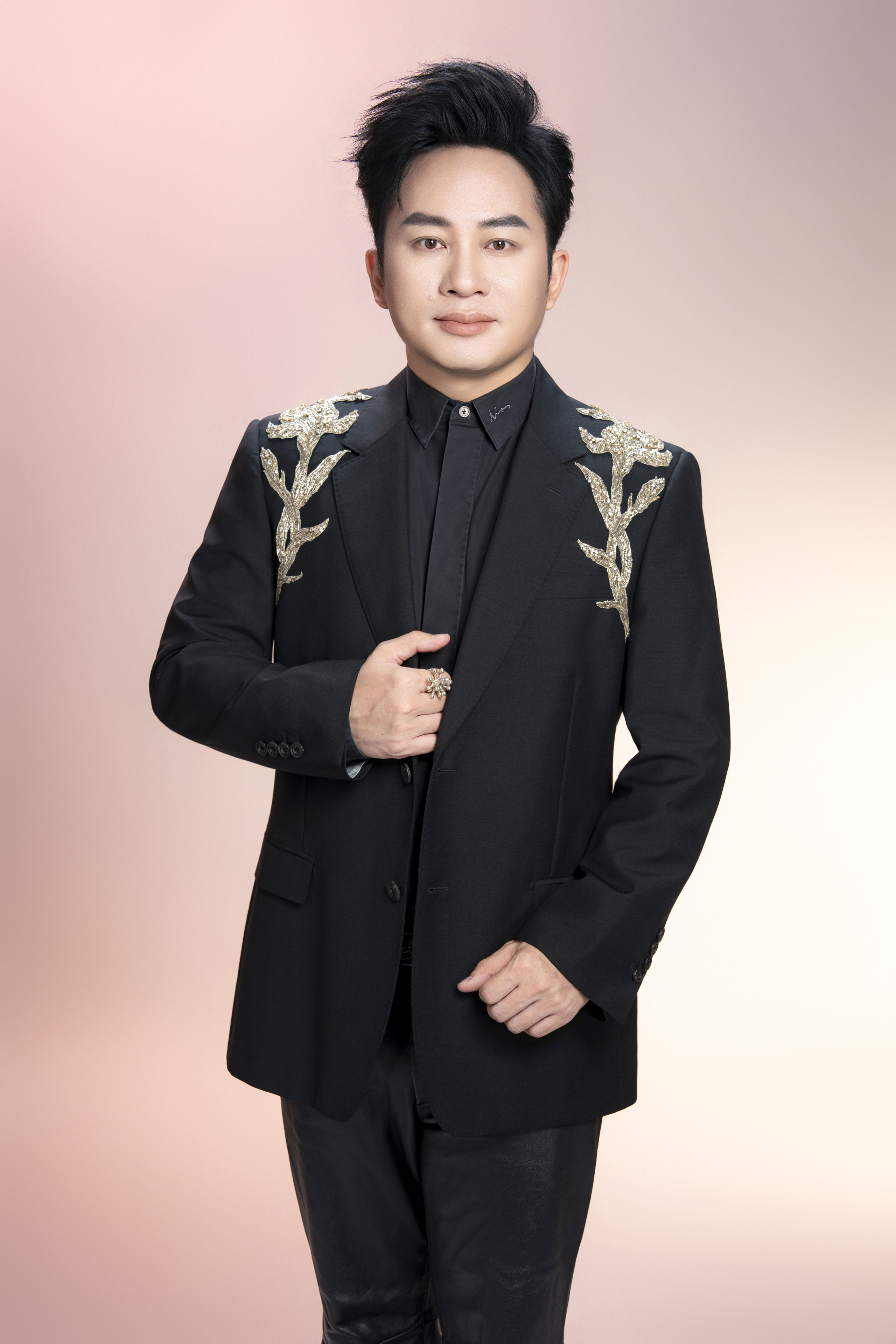 Ca sĩ Tùng Dương và nhóm bạn ủng hộ 1 tỷ đồng cho 5 tỉnh bị thiệt hại bởi bão Bualoi- Ảnh 1.