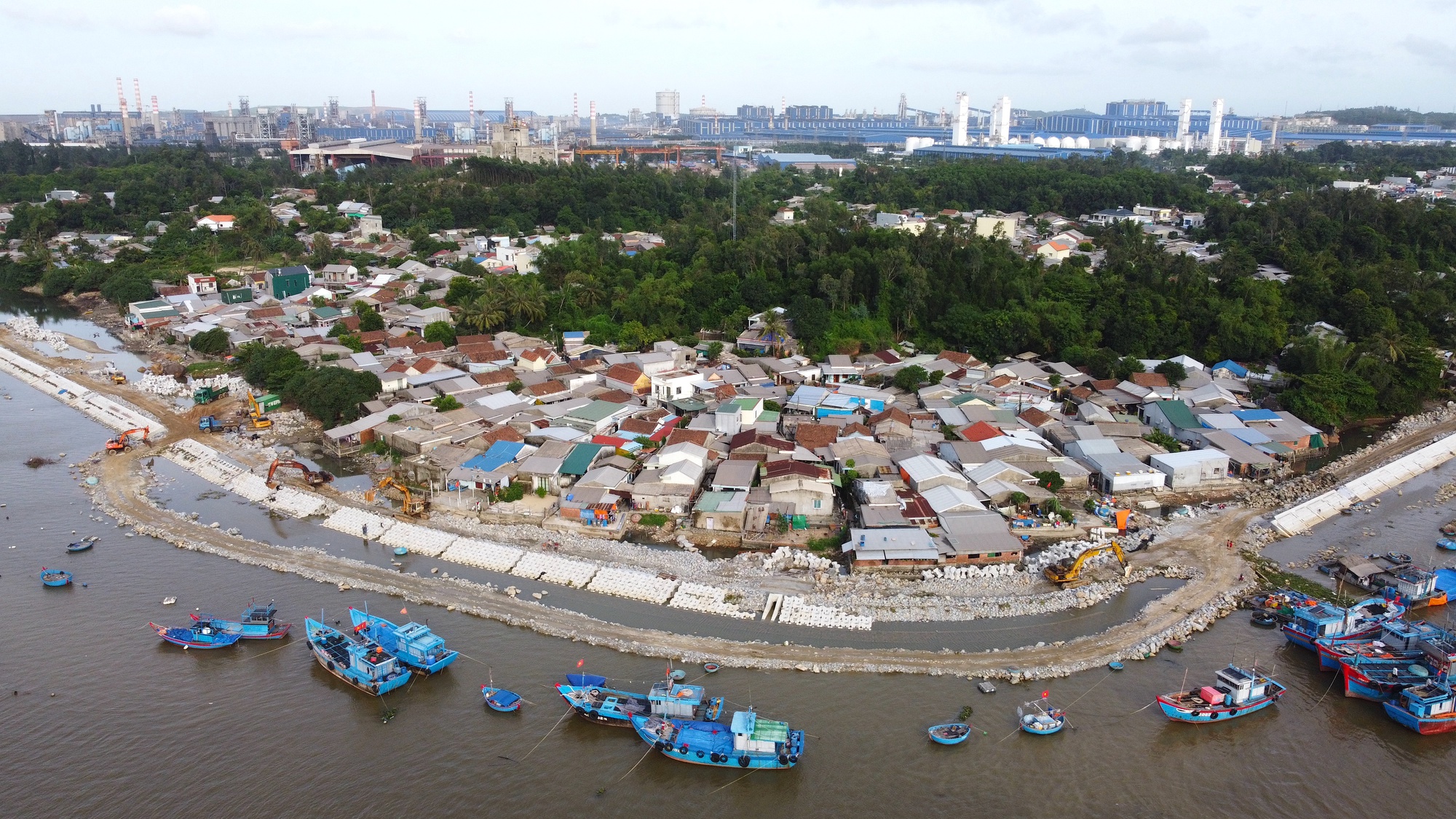 Các dự án kè chống sạt lở vùng biển ở Quảng Ngãi đua tiến độ- Ảnh 13. Các dự án kè chống sạt lở vùng biển ở Quảng Ngãi đua tiến độ- Ảnh 13.