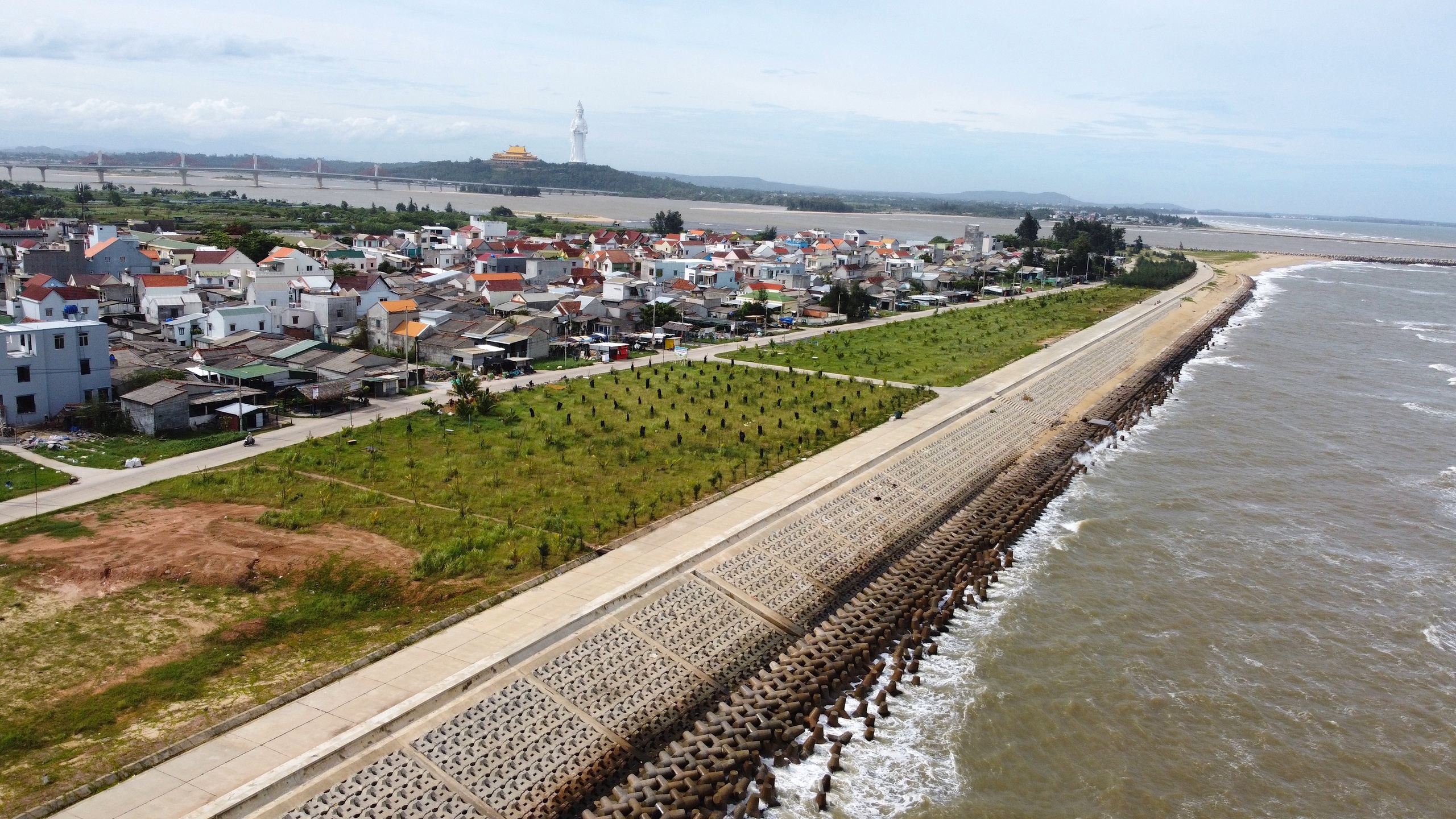 Các dự án kè chống sạt lở vùng biển ở Quảng Ngãi đua tiến độ- Ảnh 6. Các dự án kè chống sạt lở vùng biển ở Quảng Ngãi đua tiến độ- Ảnh 6.