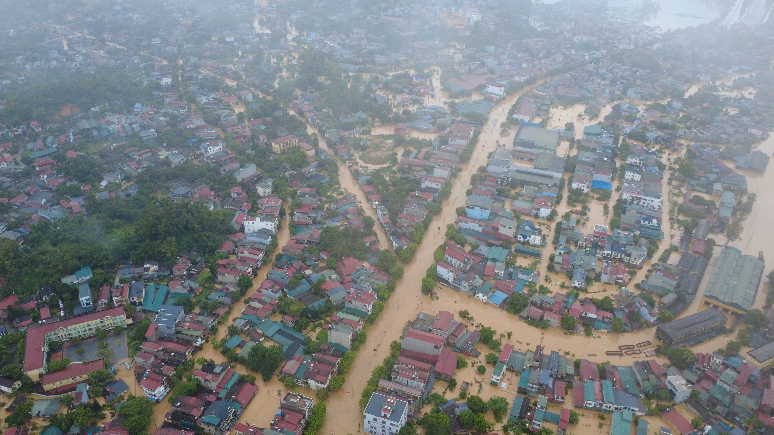 Hàng nghìn hộ dân Lào Cai rời nhà chạy lũ, nhiều nơi ngập sâu tới 2m, giao thông tê liệt- Ảnh 11.