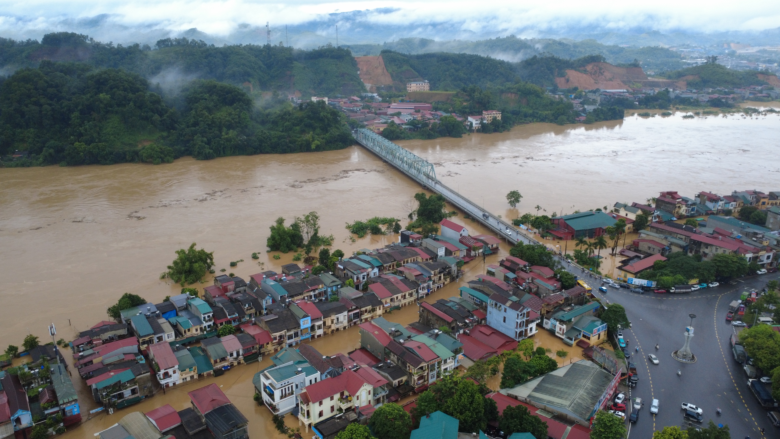Hàng nghìn hộ dân Lào Cai rời nhà chạy lũ, nhiều nơi ngập sâu tới 2m, giao thông tê liệt- Ảnh 7.