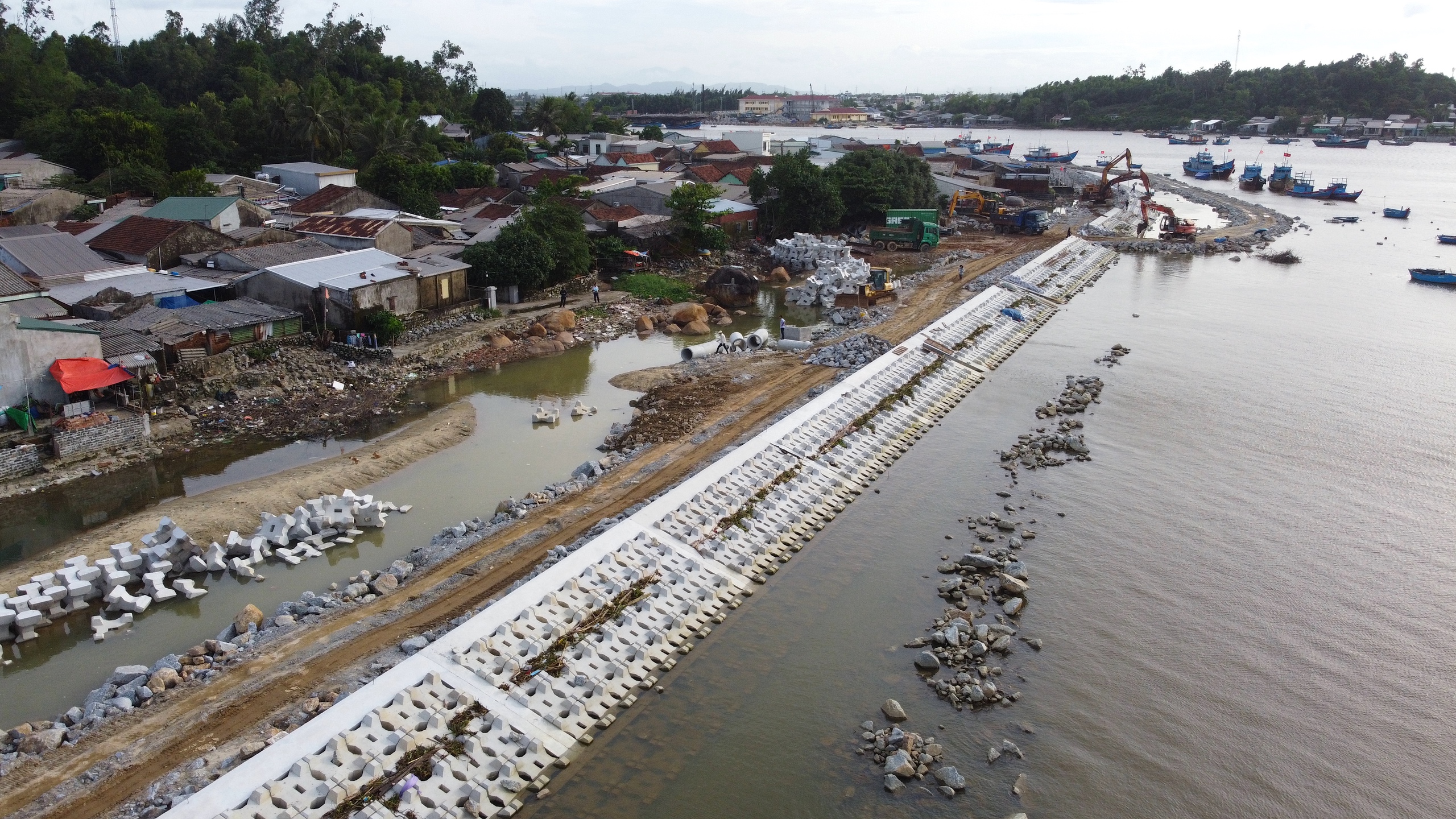 Các dự án kè chống sạt lở vùng biển ở Quảng Ngãi đua tiến độ- Ảnh 9. Các dự án kè chống sạt lở vùng biển ở Quảng Ngãi đua tiến độ- Ảnh 9.