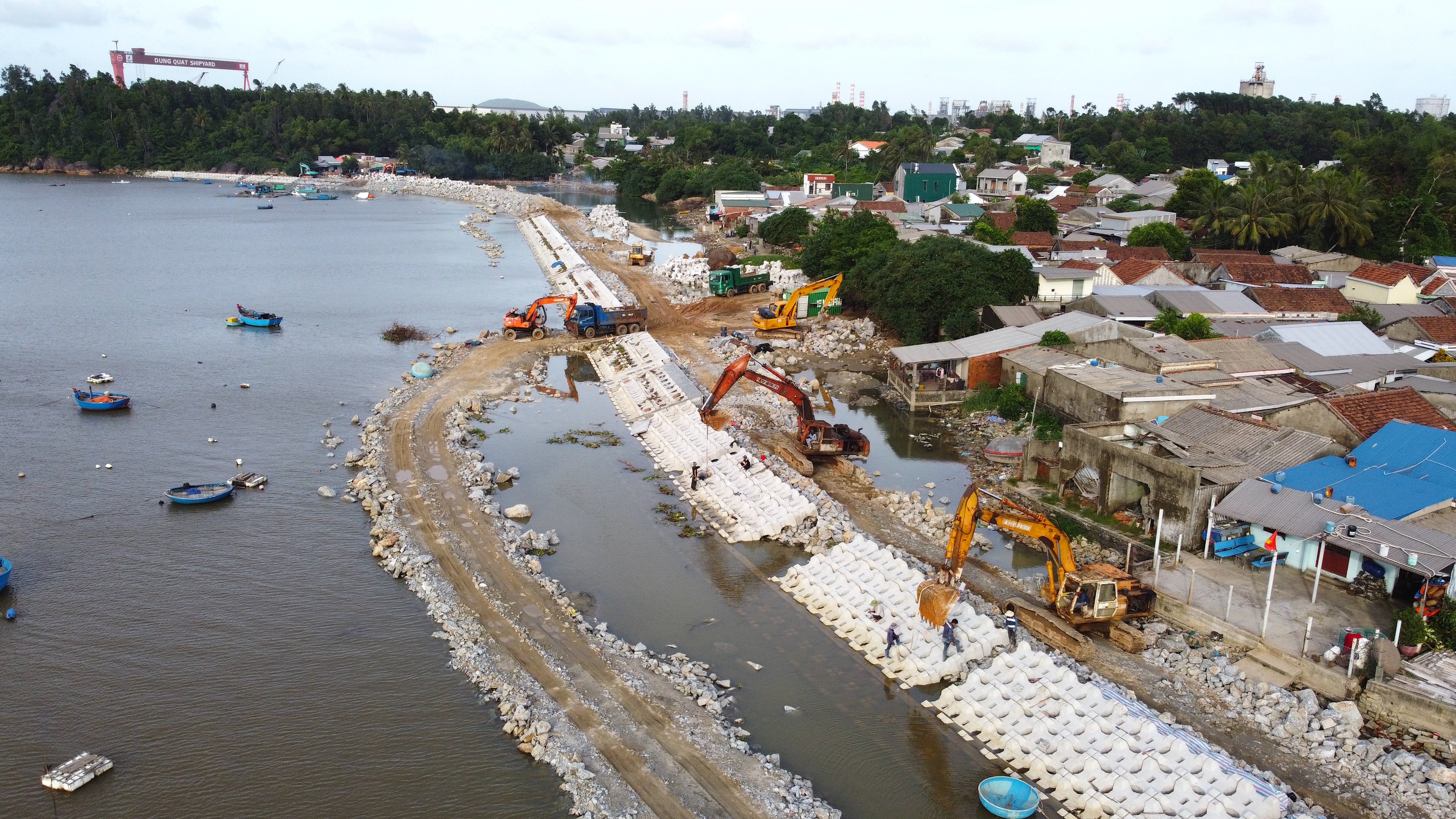 Các dự án kè chống sạt lở vùng biển ở Quảng Ngãi đua tiến độ- Ảnh 10. Các dự án kè chống sạt lở vùng biển ở Quảng Ngãi đua tiến độ- Ảnh 10.