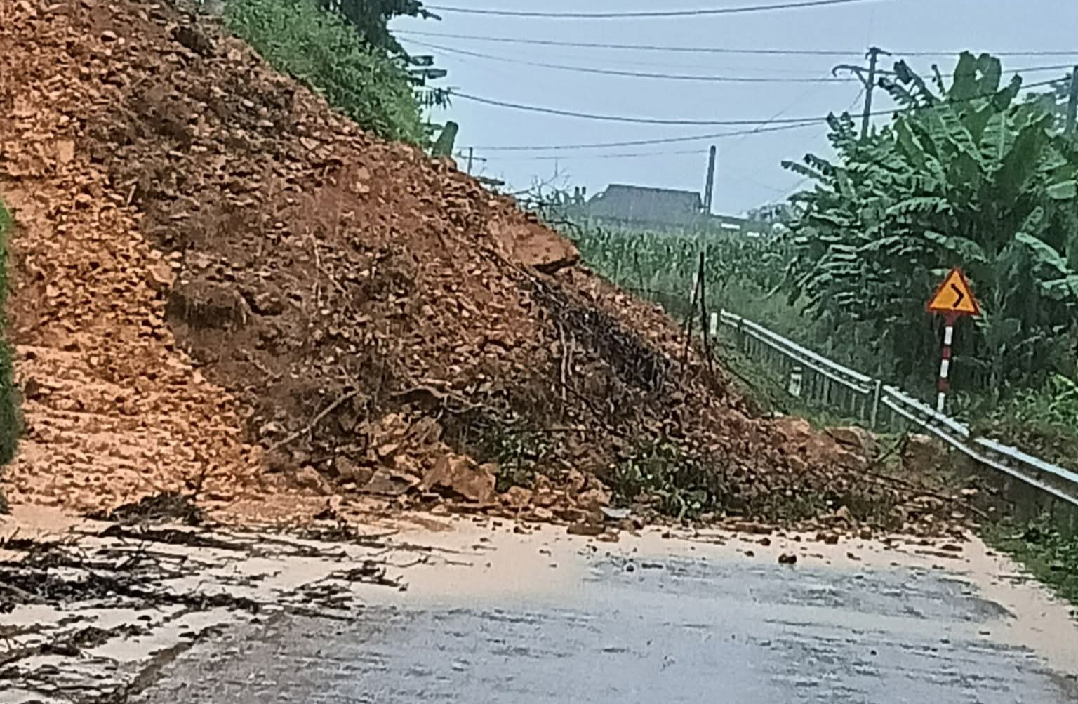 Lạng Sơn: Hơn 200 điểm đường giao thông bị sạt lở, ách tắc- Ảnh 1.