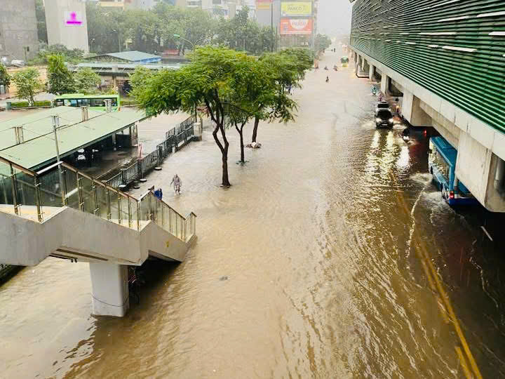 Nhiều đường phố ở Hà Nội ngập sâu do mưa lớn- Ảnh 2. Nhiều đường phố ở Hà Nội ngập sâu do mưa lớn- Ảnh 2.