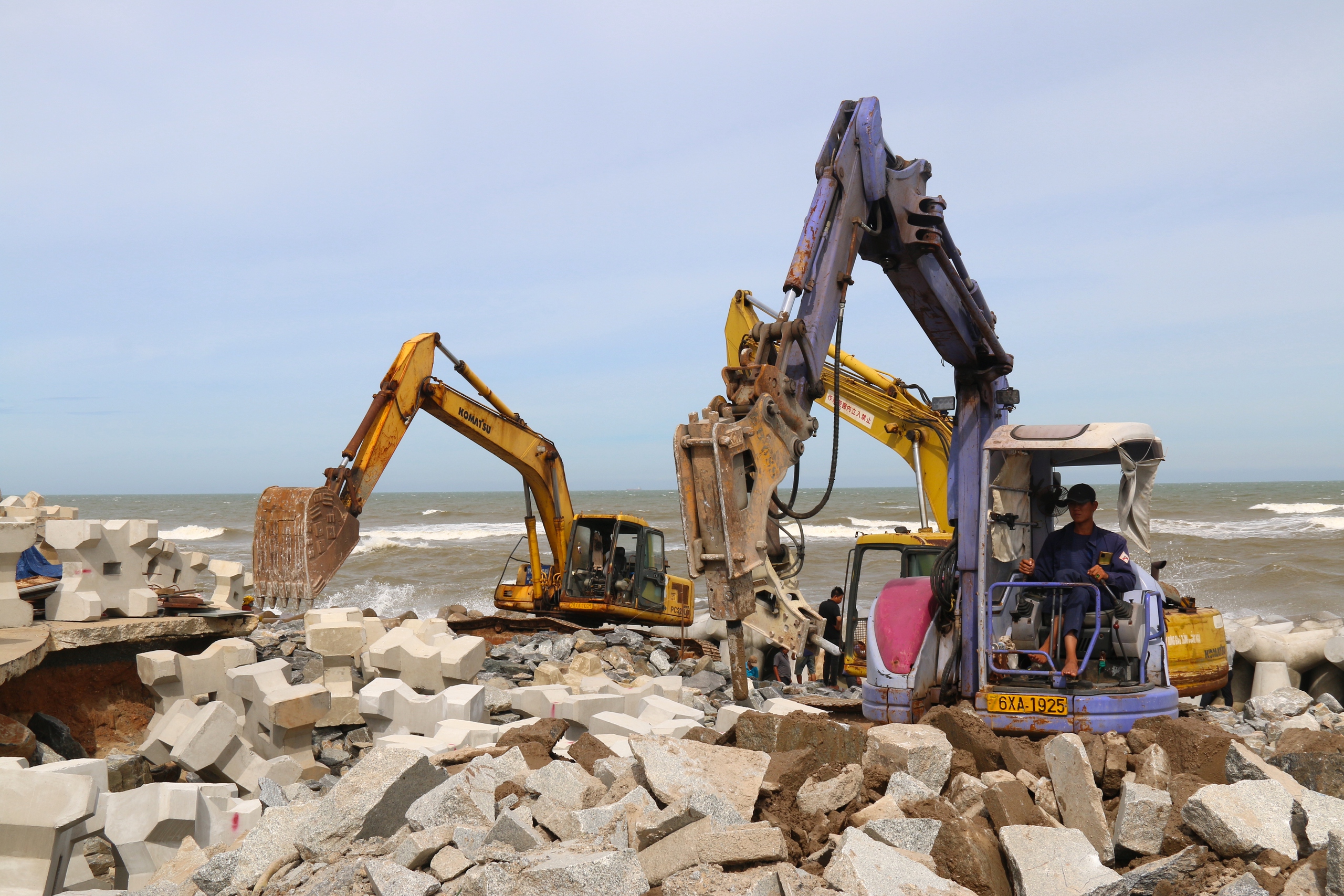 Các dự án kè chống sạt lở vùng biển ở Quảng Ngãi đua tiến độ- Ảnh 5. Các dự án kè chống sạt lở vùng biển ở Quảng Ngãi đua tiến độ- Ảnh 5.