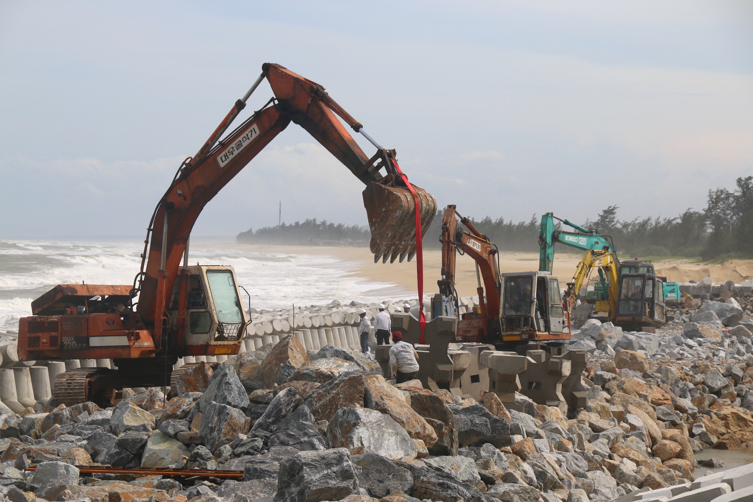 Các dự án kè chống sạt lở vùng biển ở Quảng Ngãi đua tiến độ- Ảnh 3. Các dự án kè chống sạt lở vùng biển ở Quảng Ngãi đua tiến độ- Ảnh 3.